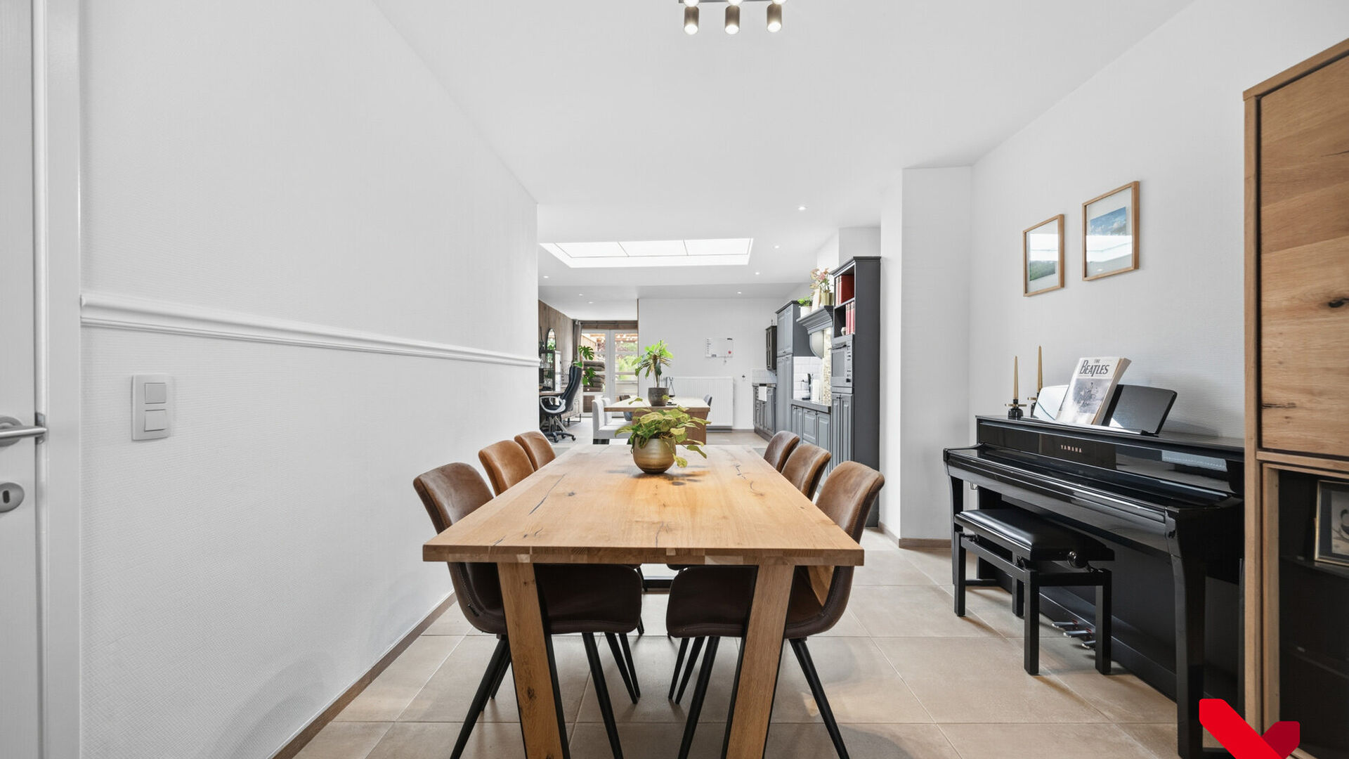 Welkom in Tienen! Deze instapklare woning, volledig gerenoveerd in 2018, geniet van een rustige ligging aan de stadsrand, met winkels, scholen en openbaar vervoer op wandel- en fietsafstand.
Via de inkomhal met vestiaire betreden we de woning. De open le