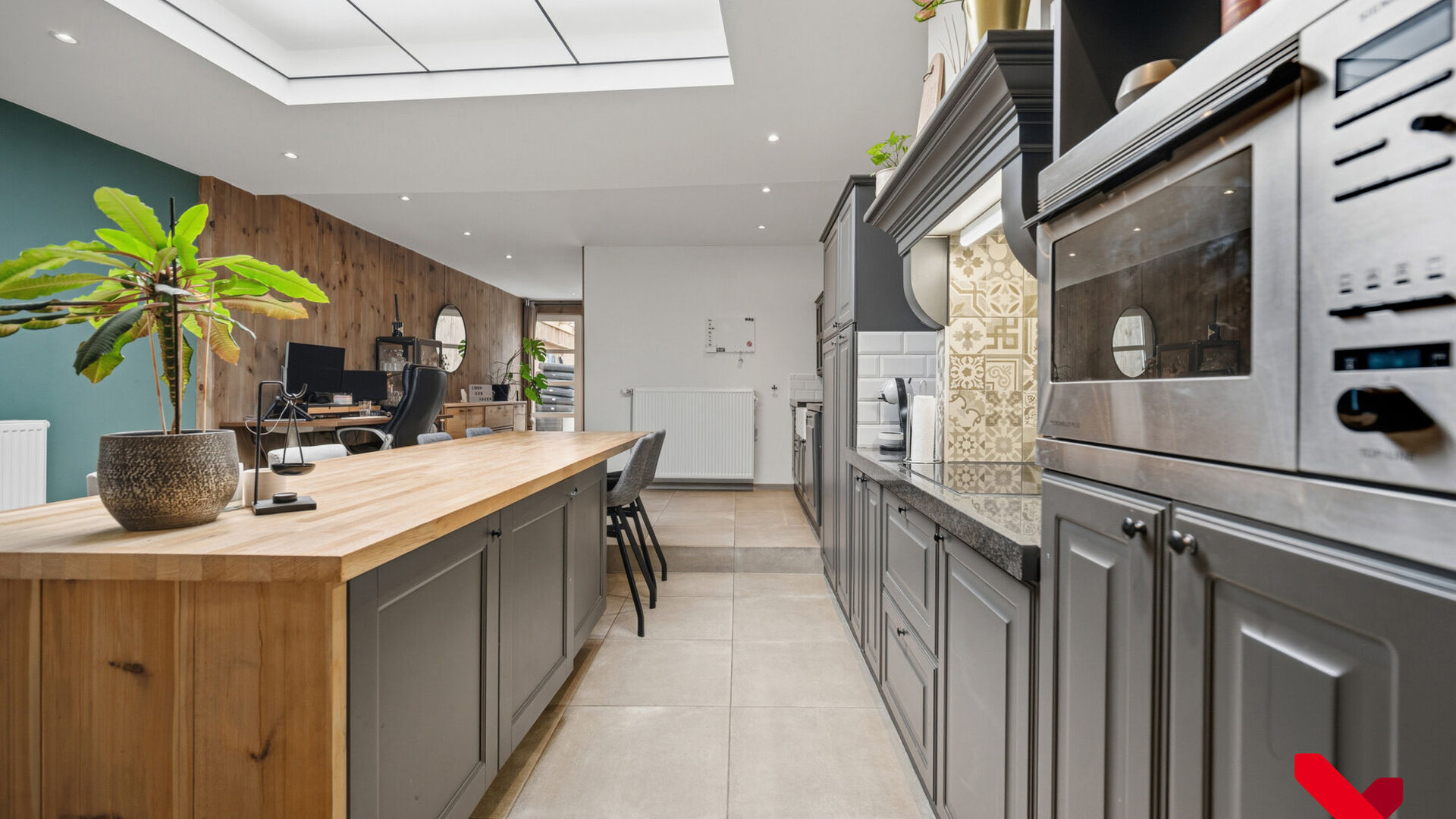 Welkom in Tienen! Deze instapklare woning, volledig gerenoveerd in 2018, geniet van een rustige ligging aan de stadsrand, met winkels, scholen en openbaar vervoer op wandel- en fietsafstand.
Via de inkomhal met vestiaire betreden we de woning. De open le