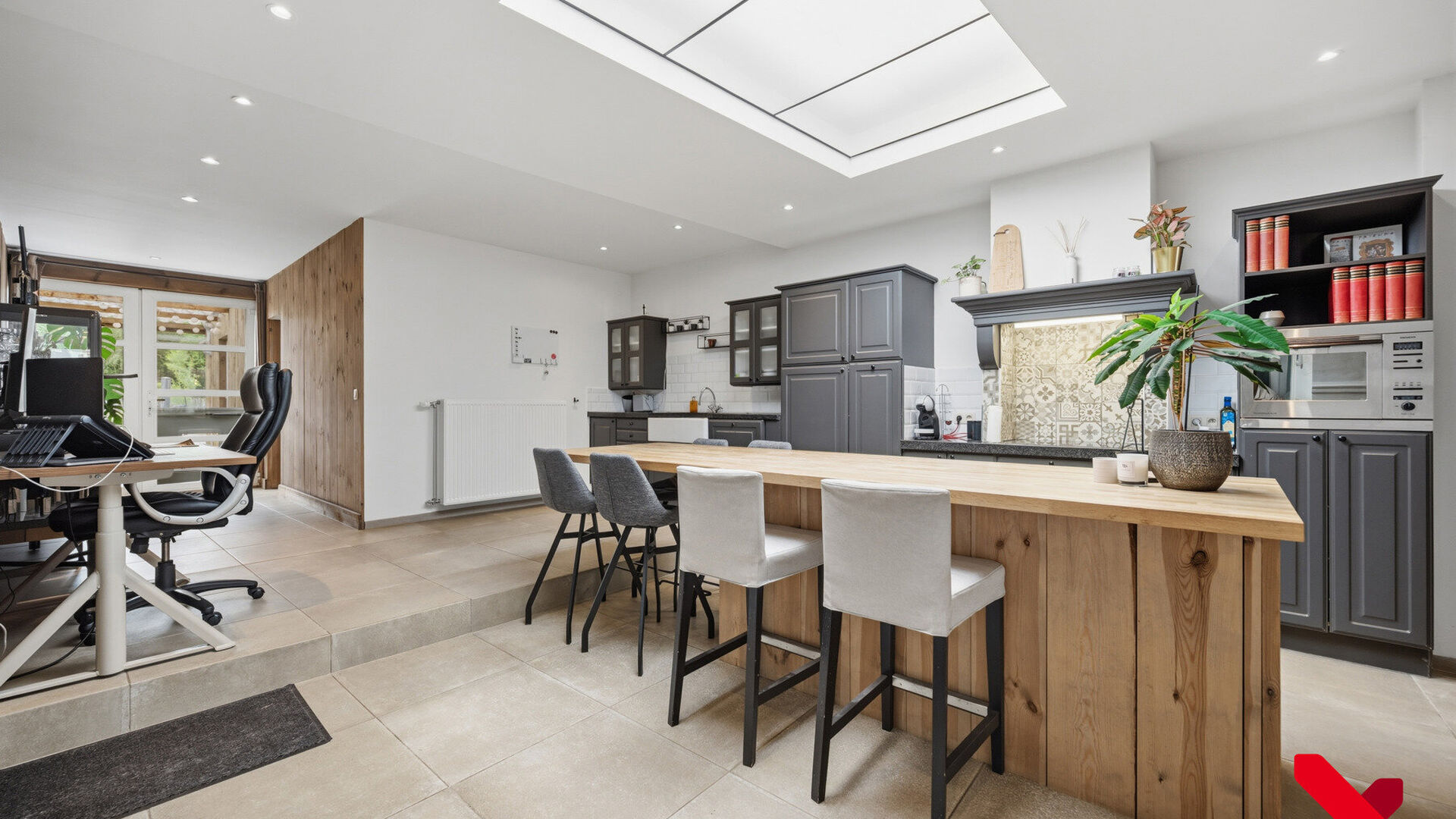 Welkom in Tienen! Deze instapklare woning, volledig gerenoveerd in 2018, geniet van een rustige ligging aan de stadsrand, met winkels, scholen en openbaar vervoer op wandel- en fietsafstand.
Via de inkomhal met vestiaire betreden we de woning. De open le