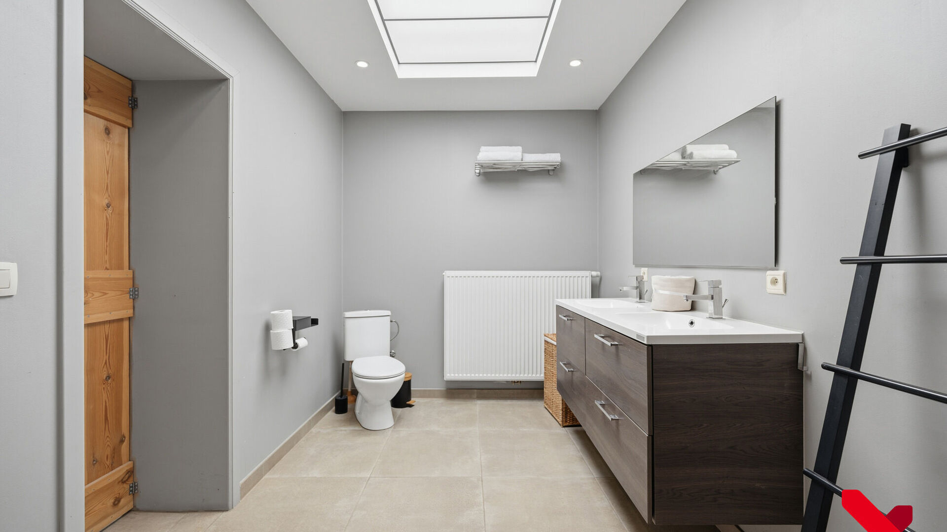 Welkom in Tienen! Deze instapklare woning, volledig gerenoveerd in 2018, geniet van een rustige ligging aan de stadsrand, met winkels, scholen en openbaar vervoer op wandel- en fietsafstand.
Via de inkomhal met vestiaire betreden we de woning. De open le