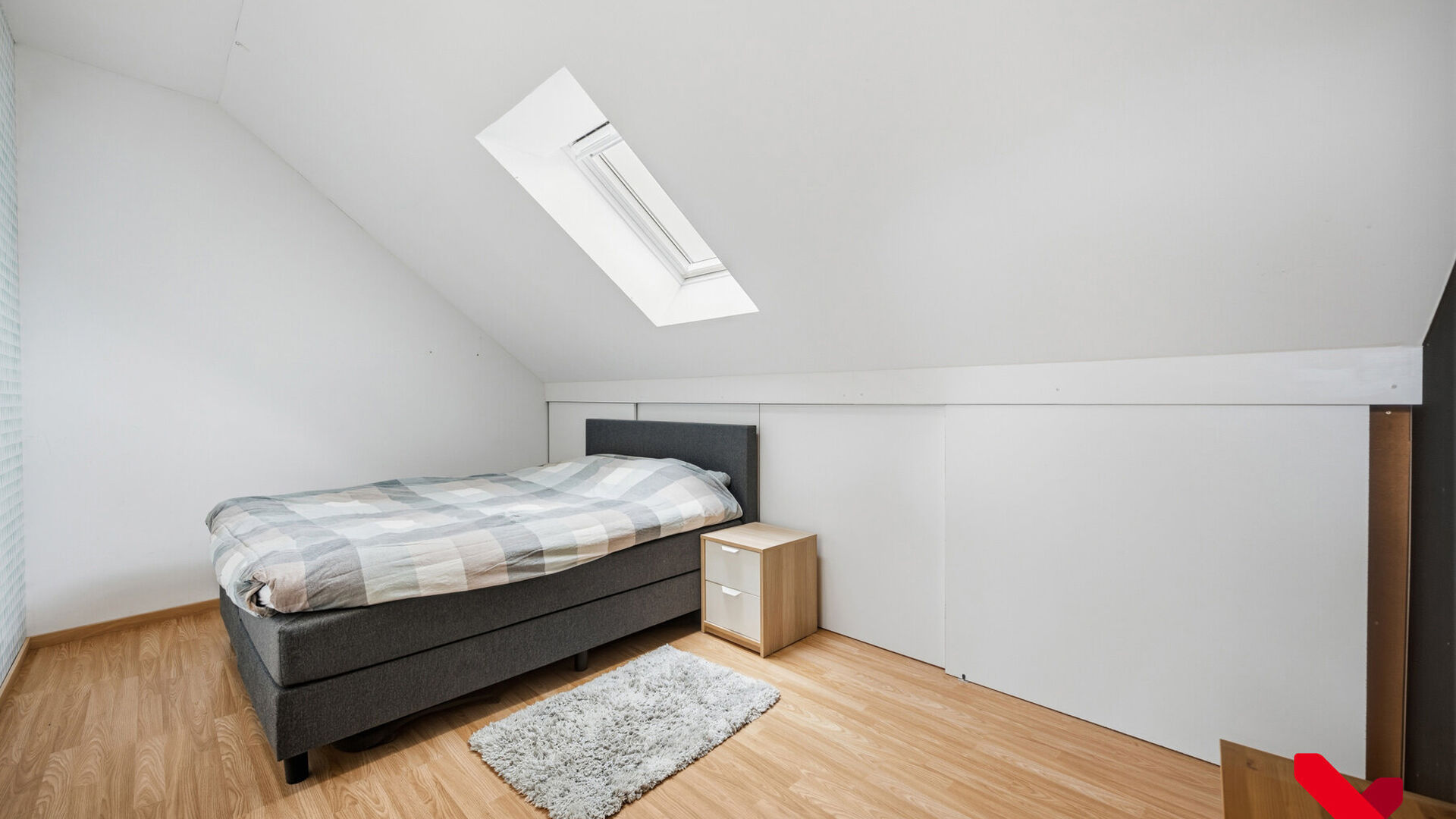 Welkom in Tienen! Deze instapklare woning, volledig gerenoveerd in 2018, geniet van een rustige ligging aan de stadsrand, met winkels, scholen en openbaar vervoer op wandel- en fietsafstand.
Via de inkomhal met vestiaire betreden we de woning. De open le