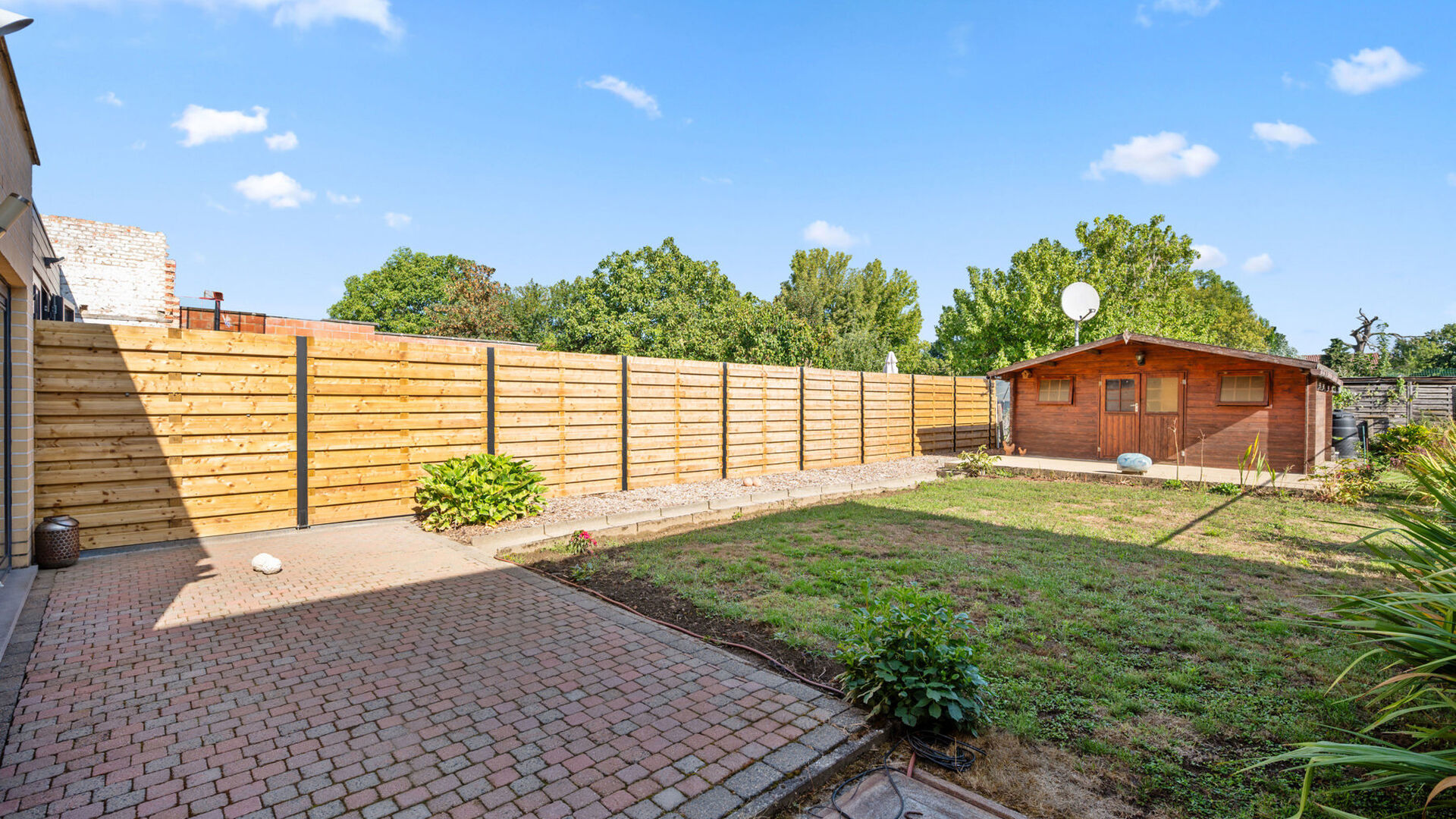 Bienvenue &agrave; Wilsele ! &Agrave; deux pas de Louvain, du canal et des &eacute;tangs de Bellefroid, d&eacute;couvrez ce spacieux bien, pr&ecirc;t &agrave; emm&eacute;nager, compos&eacute; d'un studio au rez-de-chauss&eacute;e et d'un duplex aux premier et deuxi&egrave;me &eacute;tages, vendu comme un seul ensemble.
