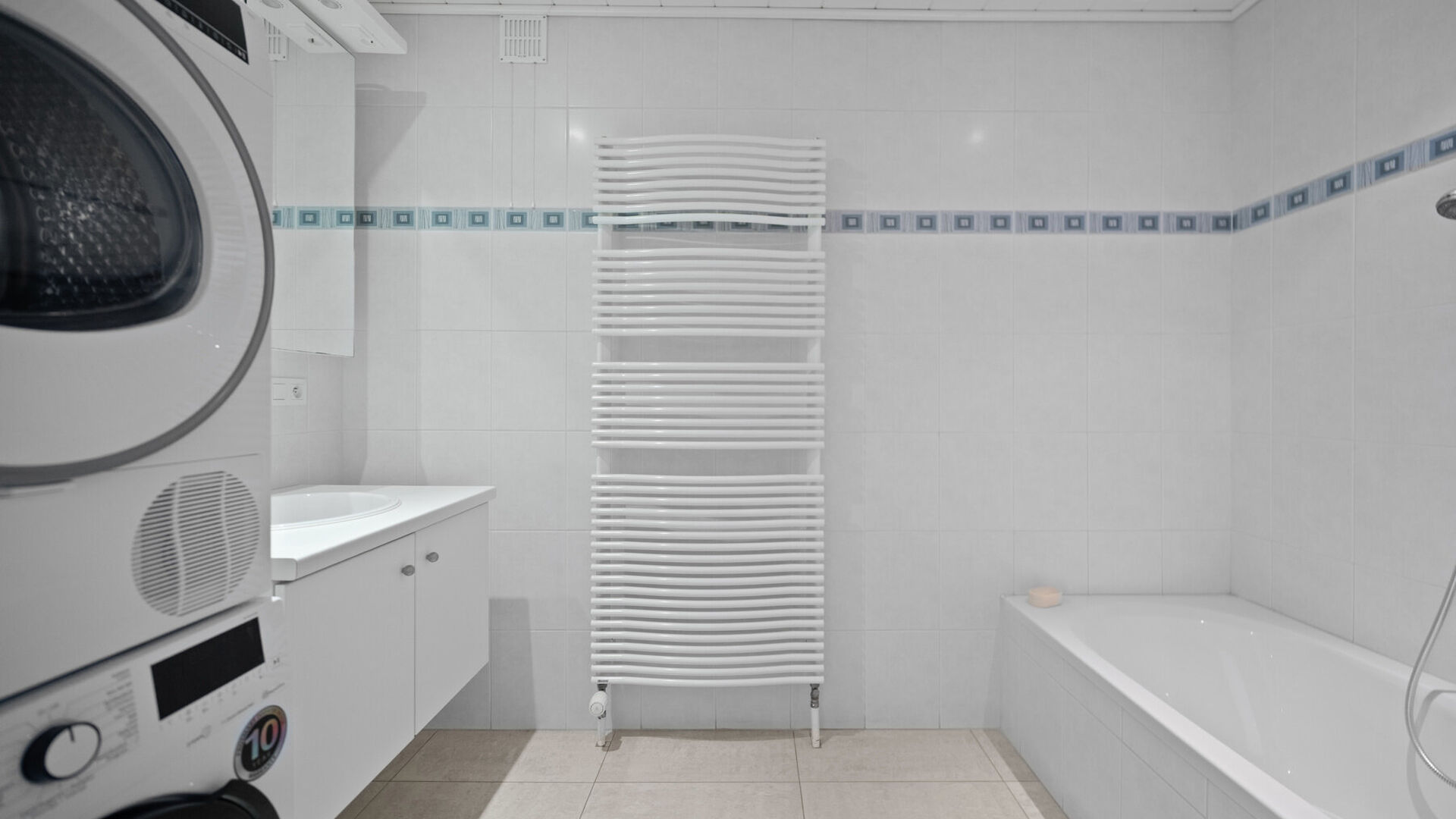 Bienvenue &agrave; Wilsele ! &Agrave; deux pas de Louvain, du canal et des &eacute;tangs de Bellefroid, d&eacute;couvrez ce spacieux bien, pr&ecirc;t &agrave; emm&eacute;nager, compos&eacute; d'un studio au rez-de-chauss&eacute;e et d'un duplex aux premier et deuxi&egrave;me &eacute;tages, vendu comme un seul ensemble.
