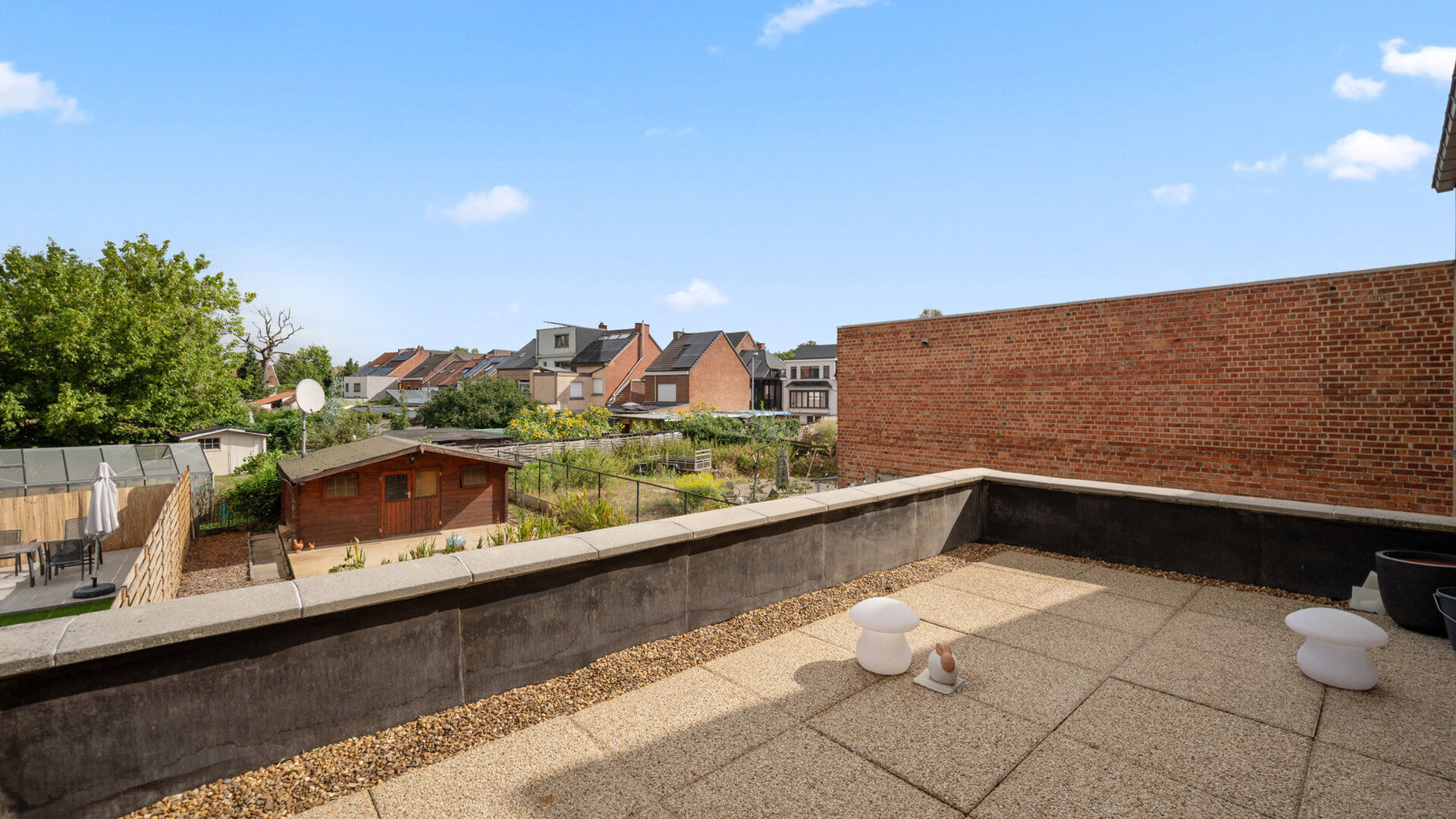 Bienvenue &agrave; Wilsele ! &Agrave; deux pas de Louvain, du canal et des &eacute;tangs de Bellefroid, d&eacute;couvrez ce spacieux bien, pr&ecirc;t &agrave; emm&eacute;nager, compos&eacute; d'un studio au rez-de-chauss&eacute;e et d'un duplex aux premier et deuxi&egrave;me &eacute;tages, vendu comme un seul ensemble.