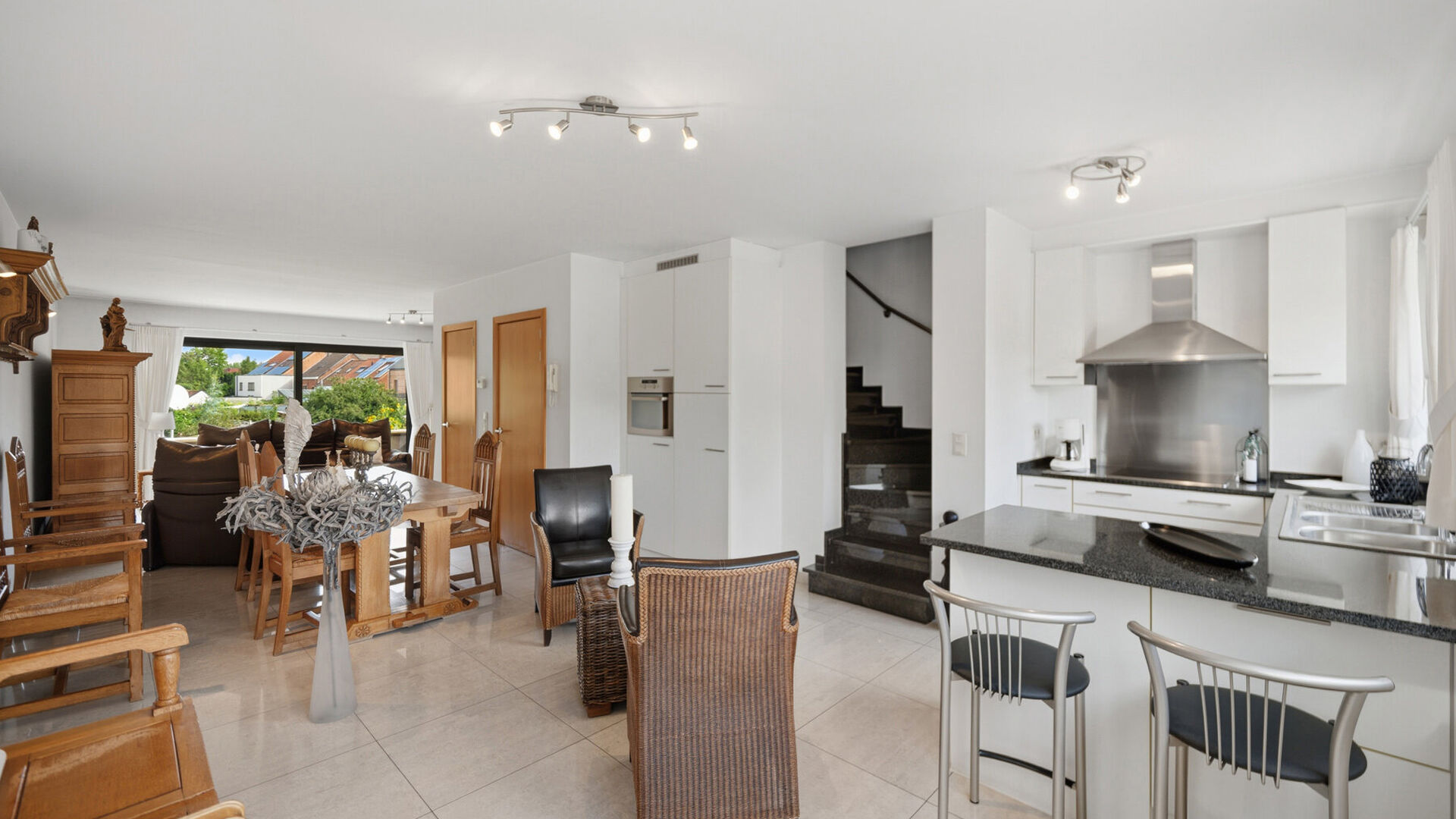 Bienvenue &agrave; Wilsele ! &Agrave; deux pas de Louvain, du canal et des &eacute;tangs de Bellefroid, d&eacute;couvrez ce spacieux bien, pr&ecirc;t &agrave; emm&eacute;nager, compos&eacute; d'un studio au rez-de-chauss&eacute;e et d'un duplex aux premier et deuxi&egrave;me &eacute;tages, vendu comme un seul ensemble.