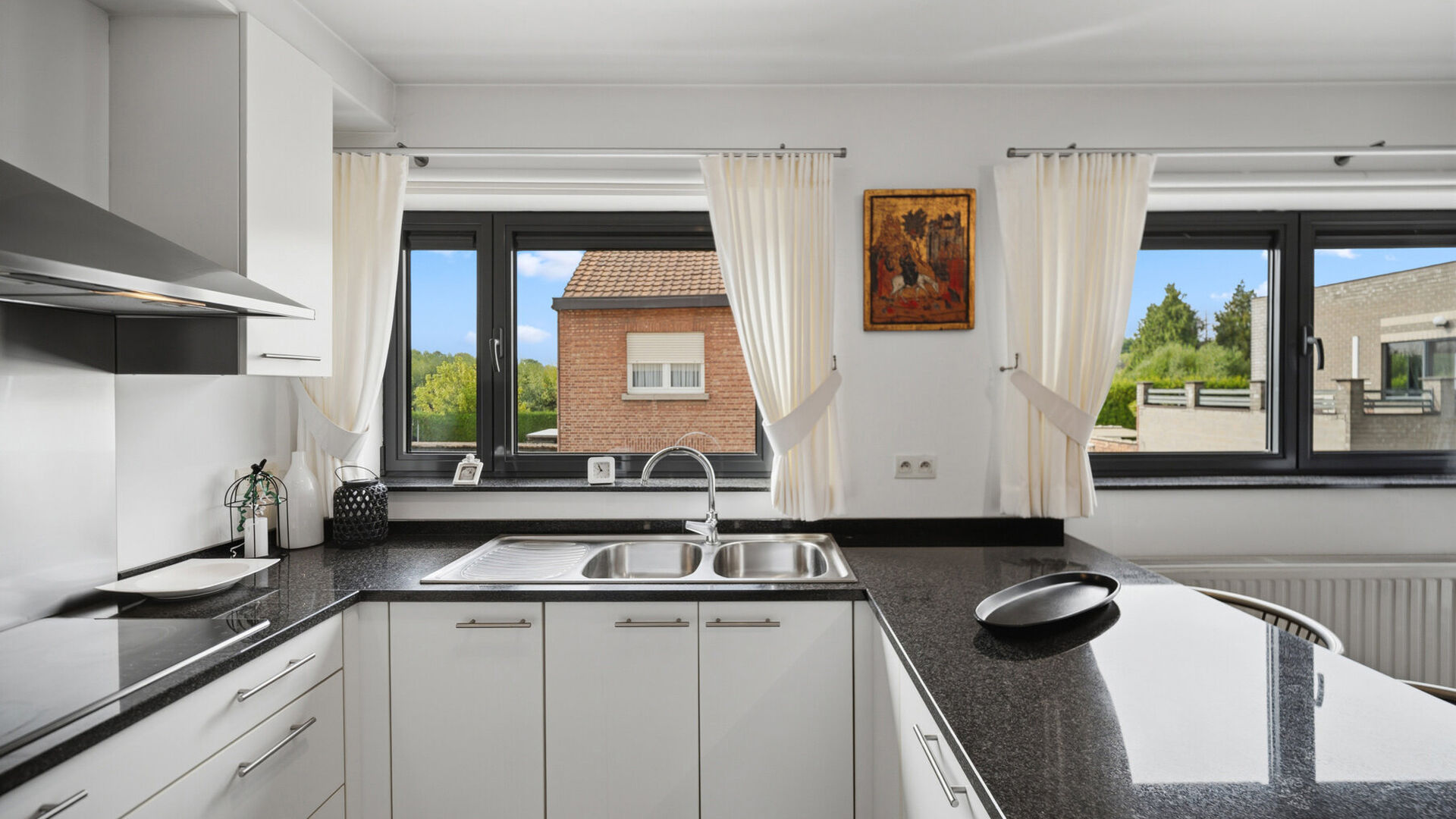 Bienvenue &agrave; Wilsele ! &Agrave; deux pas de Louvain, du canal et des &eacute;tangs de Bellefroid, d&eacute;couvrez ce spacieux bien, pr&ecirc;t &agrave; emm&eacute;nager, compos&eacute; d'un studio au rez-de-chauss&eacute;e et d'un duplex aux premier et deuxi&egrave;me &eacute;tages, vendu comme un seul ensemble.