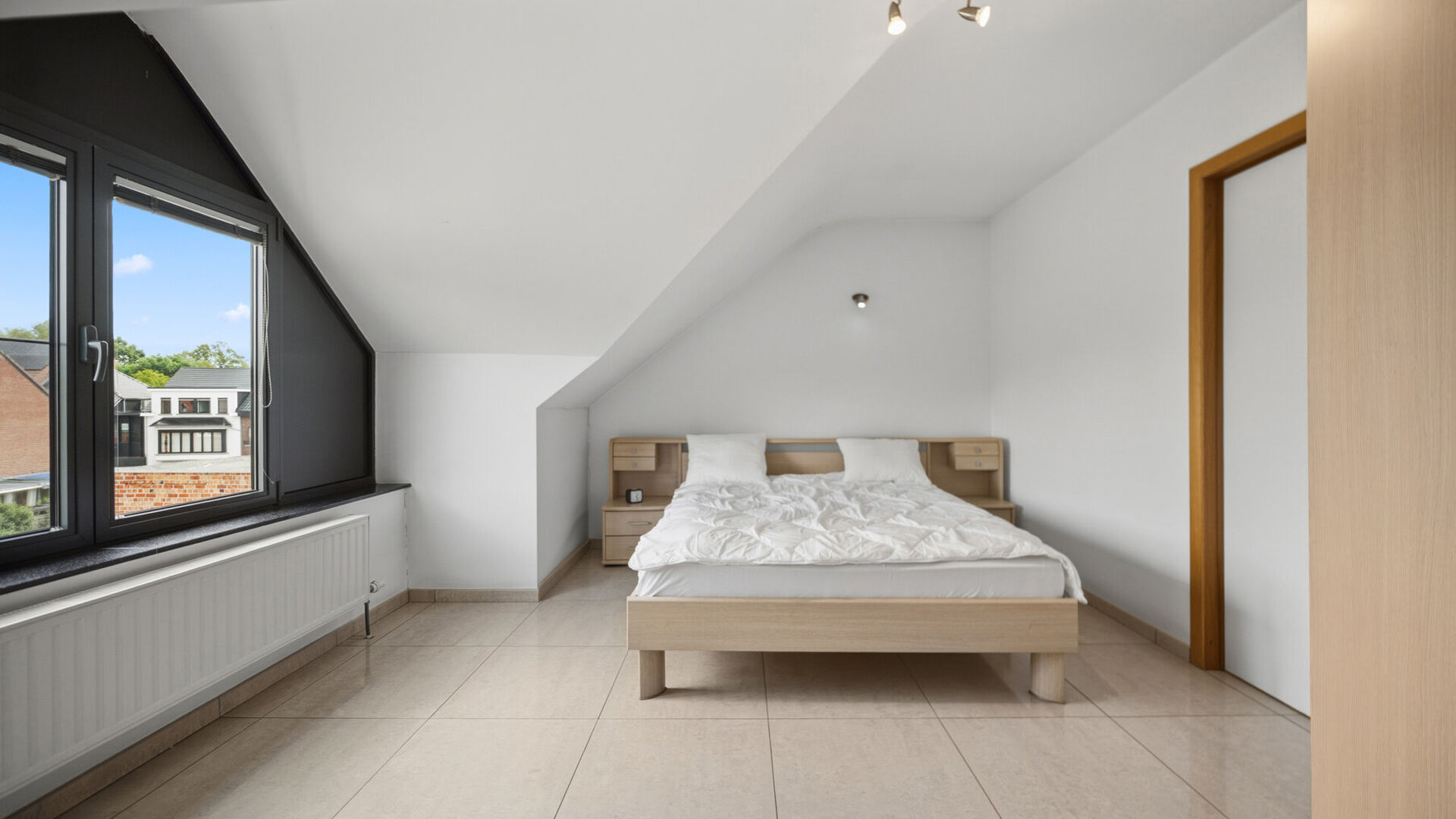 Bienvenue &agrave; Wilsele ! &Agrave; deux pas de Louvain, du canal et des &eacute;tangs de Bellefroid, d&eacute;couvrez ce spacieux bien, pr&ecirc;t &agrave; emm&eacute;nager, compos&eacute; d'un studio au rez-de-chauss&eacute;e et d'un duplex aux premier et deuxi&egrave;me &eacute;tages, vendu comme un seul ensemble.