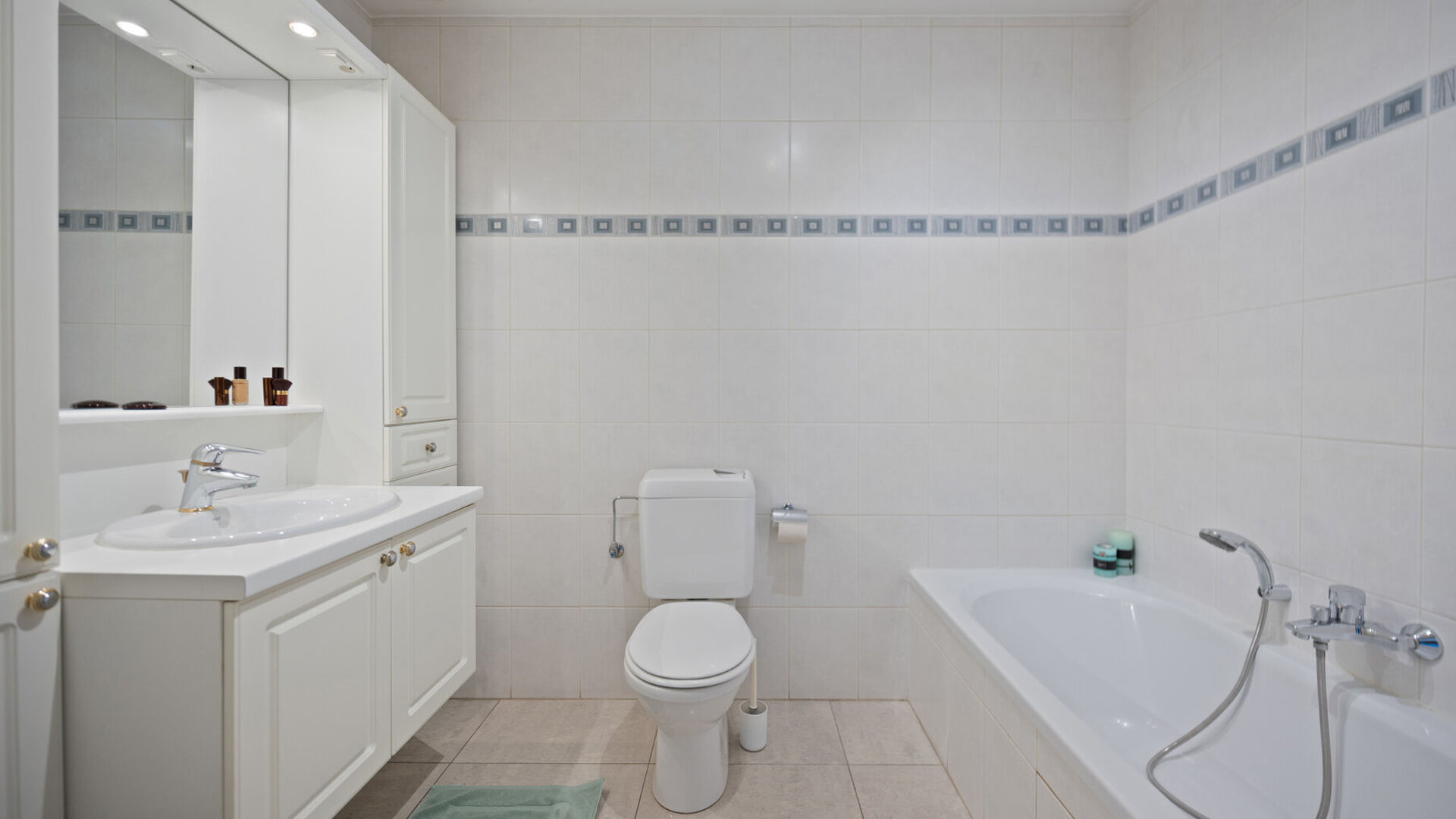 Bienvenue &agrave; Wilsele ! &Agrave; deux pas de Louvain, du canal et des &eacute;tangs de Bellefroid, d&eacute;couvrez ce spacieux bien, pr&ecirc;t &agrave; emm&eacute;nager, compos&eacute; d'un studio au rez-de-chauss&eacute;e et d'un duplex aux premier et deuxi&egrave;me &eacute;tages, vendu comme un seul ensemble.