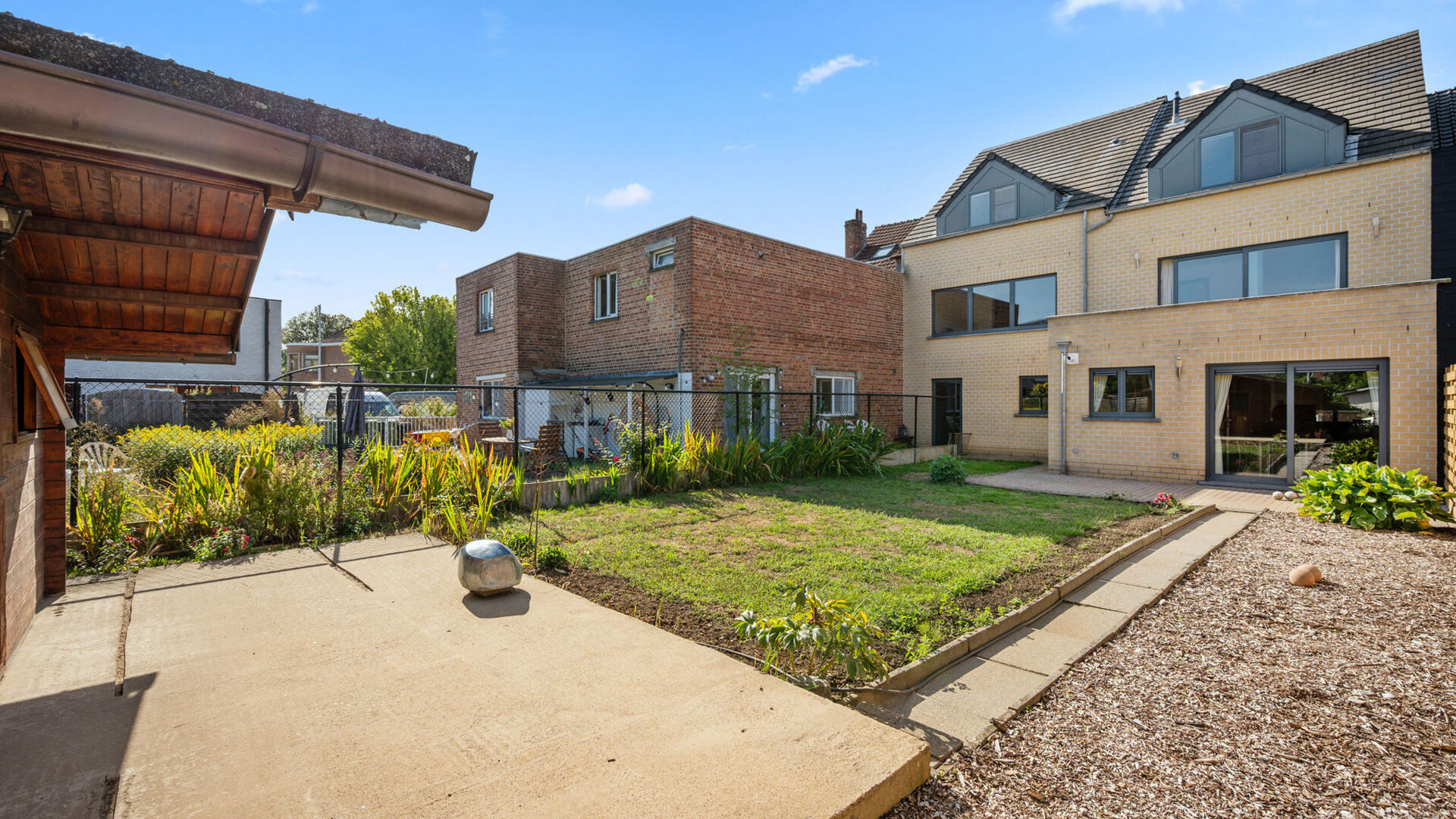 Bienvenue &agrave; Wilsele ! &Agrave; deux pas de Louvain, du canal et des &eacute;tangs de Bellefroid, d&eacute;couvrez ce spacieux bien, pr&ecirc;t &agrave; emm&eacute;nager, compos&eacute; d'un studio au rez-de-chauss&eacute;e et d'un duplex aux premier et deuxi&egrave;me &eacute;tages, vendu comme un seul ensemble.
