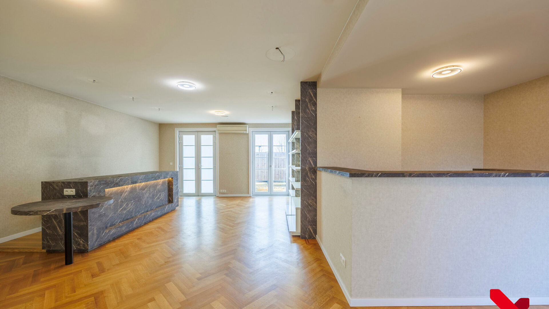 Découvrez cette imposante villa commerciale indépendante d'une surface utile généreuse de plus de 350 m², située dans un emplacement stratégique de premier ordre à proximité de l'autoroute E40 et de la route d'accès au parc de recherche Haasrode