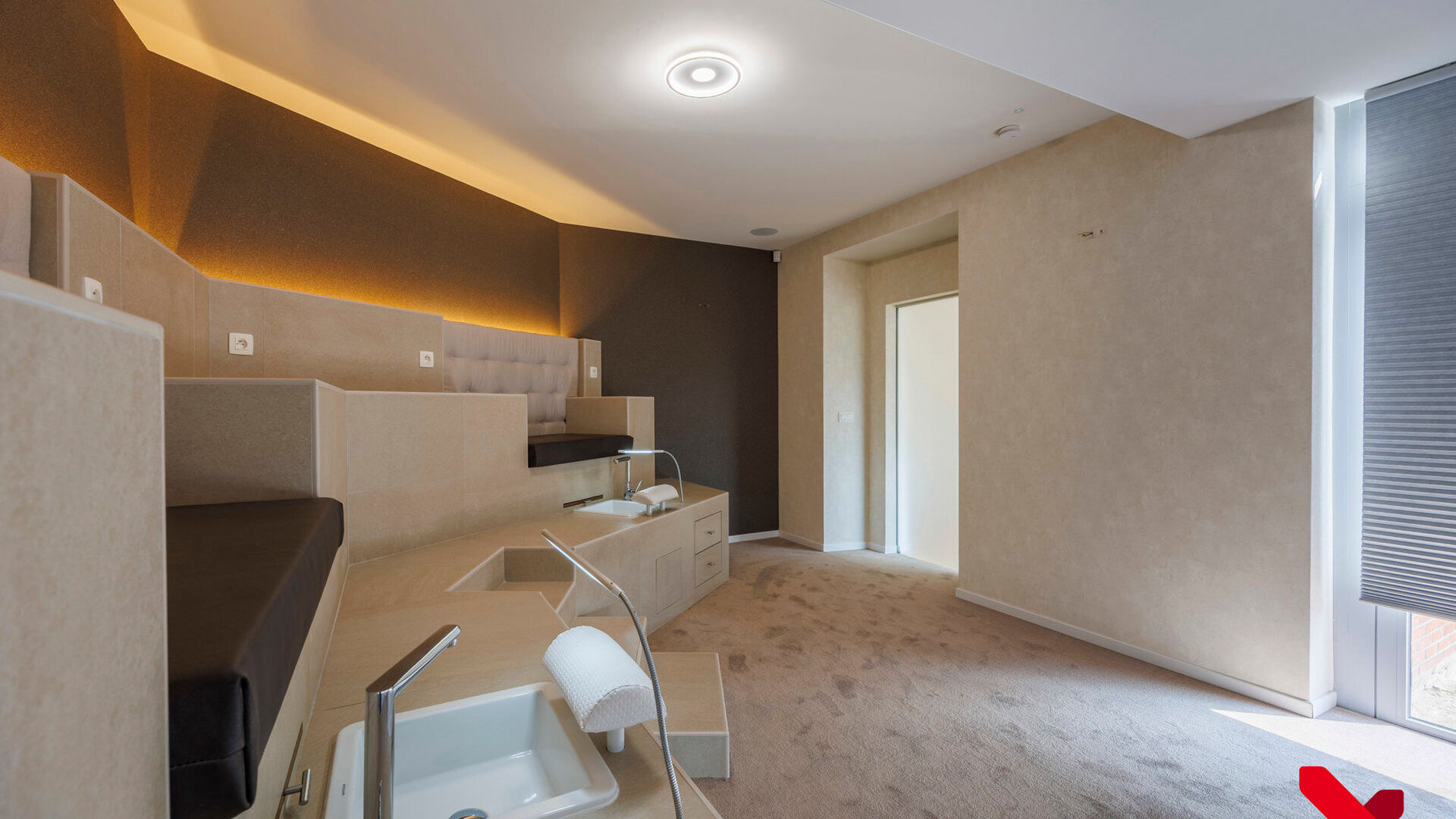 Découvrez cette imposante villa commerciale indépendante d'une surface utile généreuse de plus de 350 m², située dans un emplacement stratégique de premier ordre à proximité de l'autoroute E40 et de la route d'accès au parc de recherche Haasrode