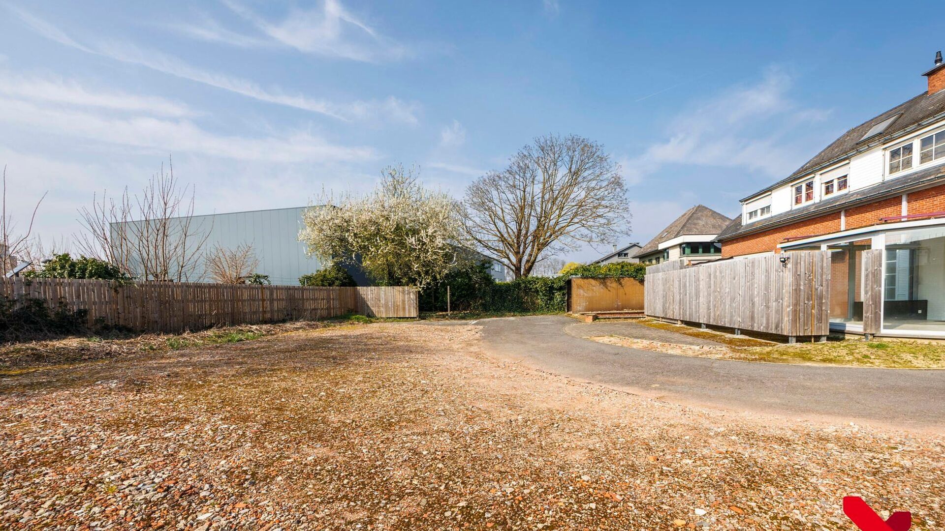 Découvrez cette imposante villa commerciale indépendante d'une surface utile généreuse de plus de 350 m², située dans un emplacement stratégique de premier ordre à proximité de l'autoroute E40 et de la route d'accès au parc de recherche Haasrode