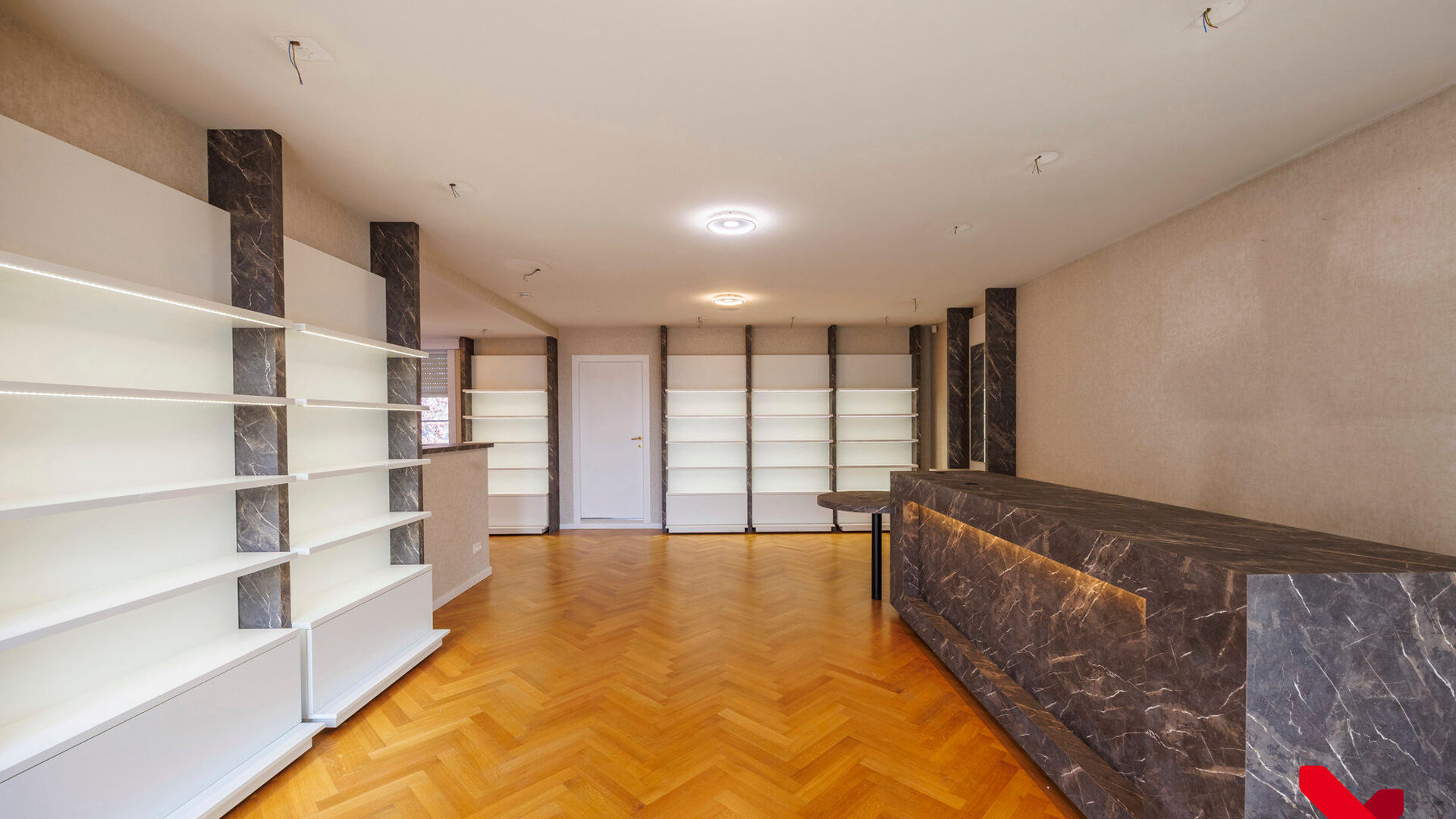 Découvrez cette imposante villa commerciale indépendante d'une surface utile généreuse de plus de 350 m², située dans un emplacement stratégique de premier ordre à proximité de l'autoroute E40 et de la route d'accès au parc de recherche Haasrode