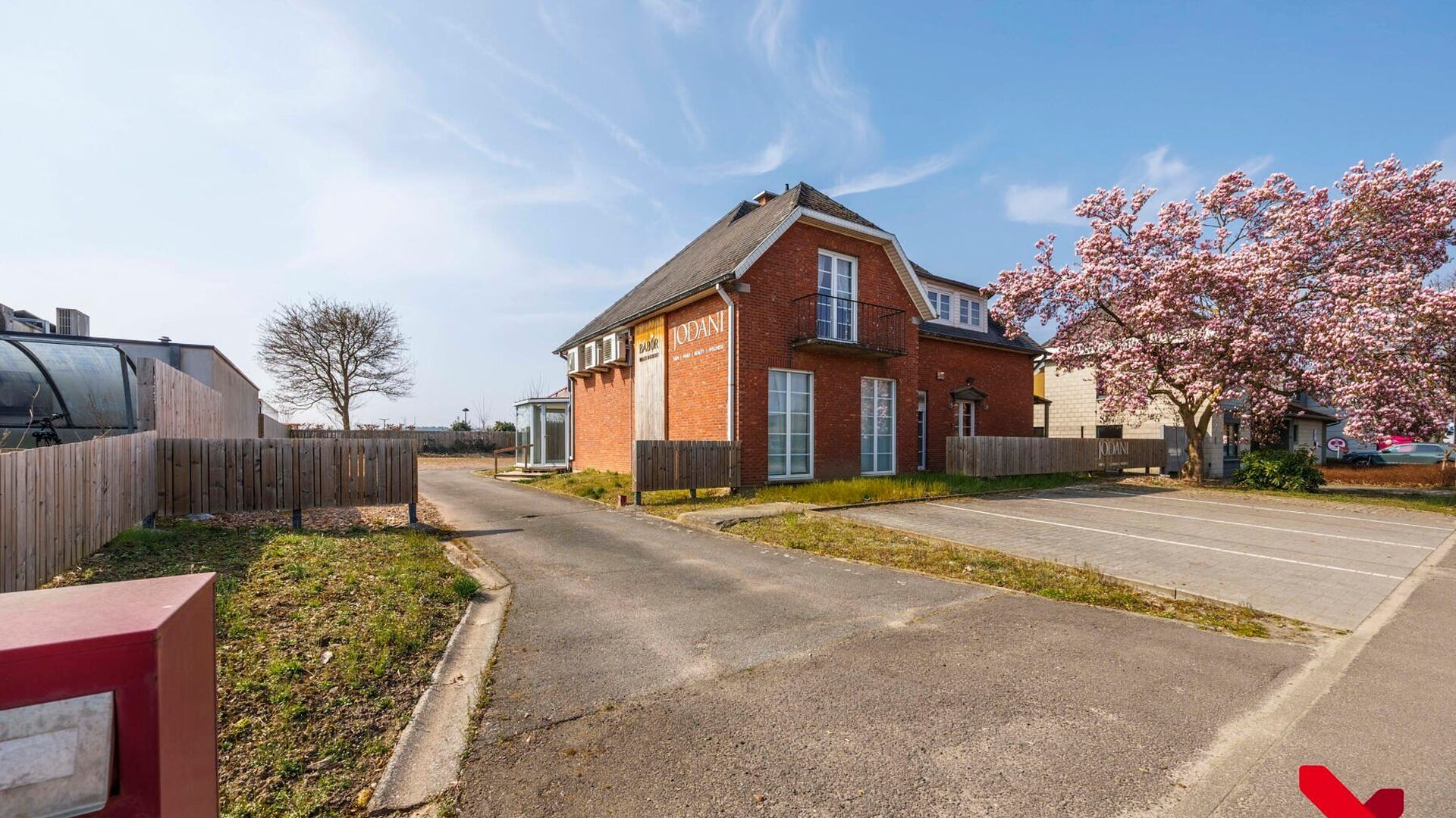 Découvrez cette imposante villa commerciale indépendante d'une surface utile généreuse de plus de 350 m², située dans un emplacement stratégique de premier ordre à proximité de l'autoroute E40 et de la route d'accès au parc de recherche Haasrode