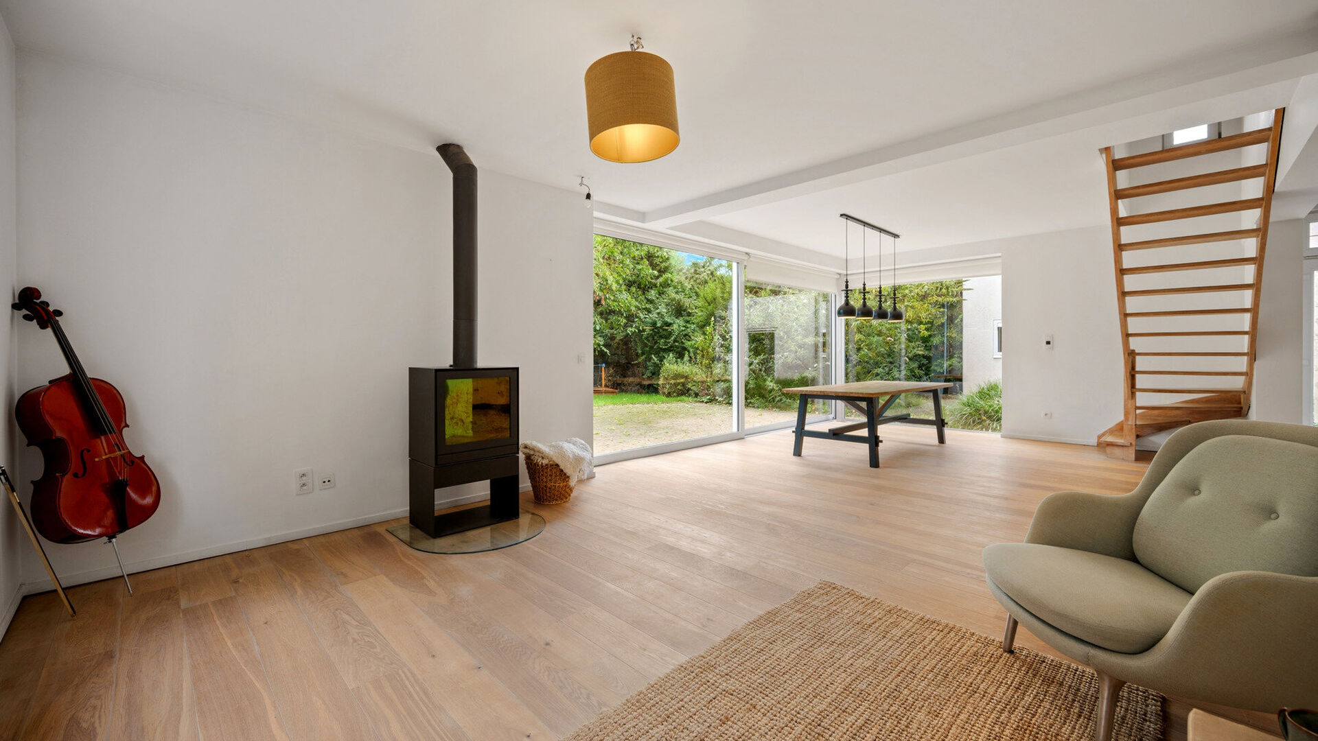Bienvenue &agrave; Holsbeek ! Cette propri&eacute;t&eacute; d'exception b&eacute;n&eacute;ficie d'un emplacement privil&eacute;gi&eacute;, &agrave; proximit&eacute; de toutes les commodit&eacute;s. Enti&egrave;rement r&eacute;nov&eacute;e en 2016, elle a notamment permis la cr&eacute;ation d'une salle de r&eacute;p&eacute;tition, d'un studio et d'un