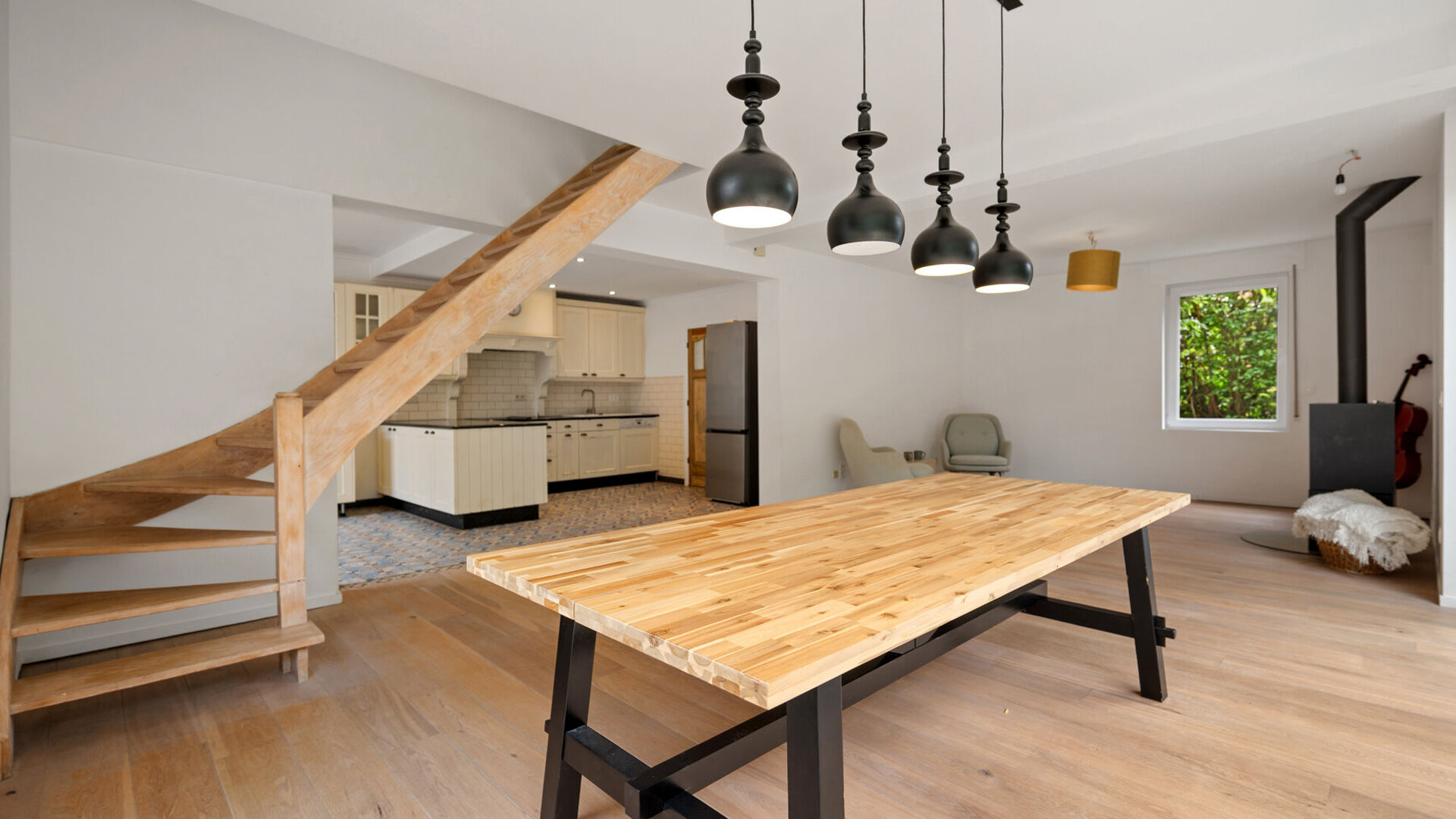 Bienvenue &agrave; Holsbeek ! Cette propri&eacute;t&eacute; d'exception b&eacute;n&eacute;ficie d'un emplacement privil&eacute;gi&eacute;, &agrave; proximit&eacute; de toutes les commodit&eacute;s. Enti&egrave;rement r&eacute;nov&eacute;e en 2016, elle a notamment permis la cr&eacute;ation d'une salle de r&eacute;p&eacute;tition, d'un studio et d'un