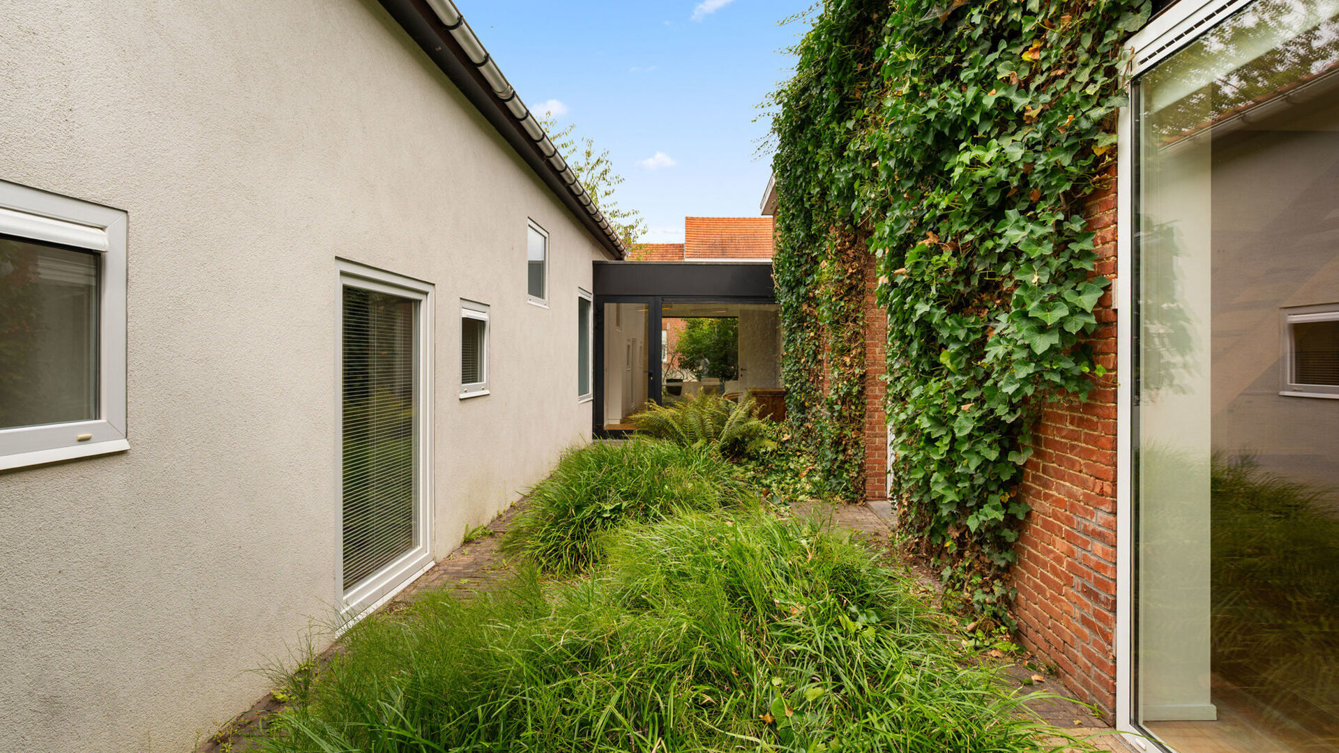 Bienvenue &agrave; Holsbeek ! Cette propri&eacute;t&eacute; d'exception b&eacute;n&eacute;ficie d'un emplacement privil&eacute;gi&eacute;, &agrave; proximit&eacute; de toutes les commodit&eacute;s. Enti&egrave;rement r&eacute;nov&eacute;e en 2016, elle a notamment permis la cr&eacute;ation d'une salle de r&eacute;p&eacute;tition, d'un studio et d'un