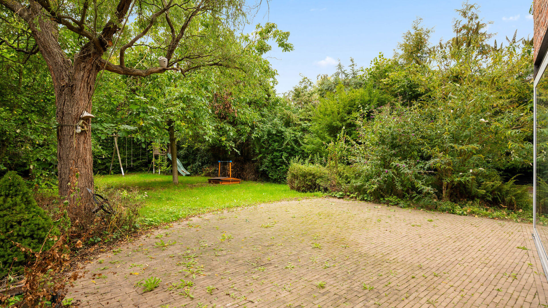 Bienvenue &agrave; Holsbeek ! Cette propri&eacute;t&eacute; d'exception b&eacute;n&eacute;ficie d'un emplacement privil&eacute;gi&eacute;, &agrave; proximit&eacute; de toutes les commodit&eacute;s. Enti&egrave;rement r&eacute;nov&eacute;e en 2016, elle a notamment permis la cr&eacute;ation d'une salle de r&eacute;p&eacute;tition, d'un studio et d'un