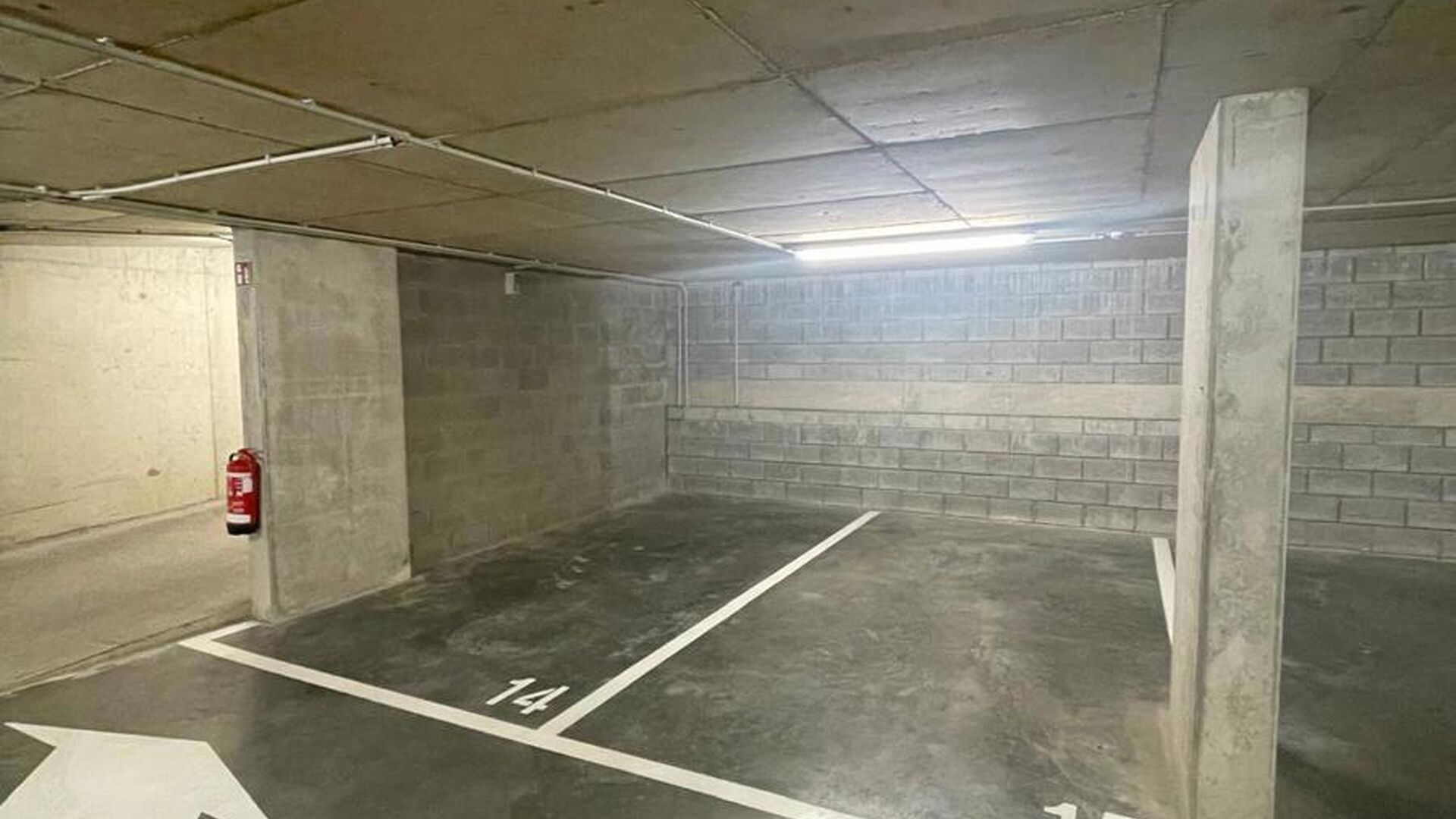 Discover the perfect parking solution in the bustling heart of Leuven! This parking space is situated in a prime location and features a secure, automatic gate. Access is provided via both a key and a badge.
Features:
- Prime location at the Vaartkom in