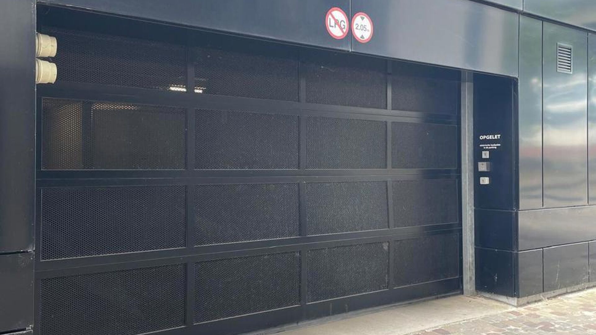 Discover the perfect parking solution in the bustling heart of Leuven! This parking space is situated in a prime location and features a secure, automatic gate. Access is provided via both a key and a badge.
Features:
- Prime location at the Vaartkom in