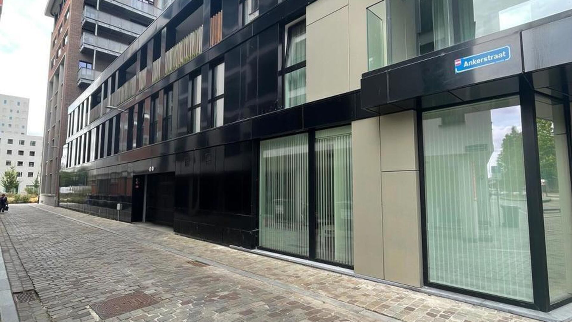 Discover the perfect parking solution in the bustling heart of Leuven! This parking space is situated in a prime location and features a secure, automatic gate. Access is provided via both a key and a badge.
Features:
- Prime location at the Vaartkom in