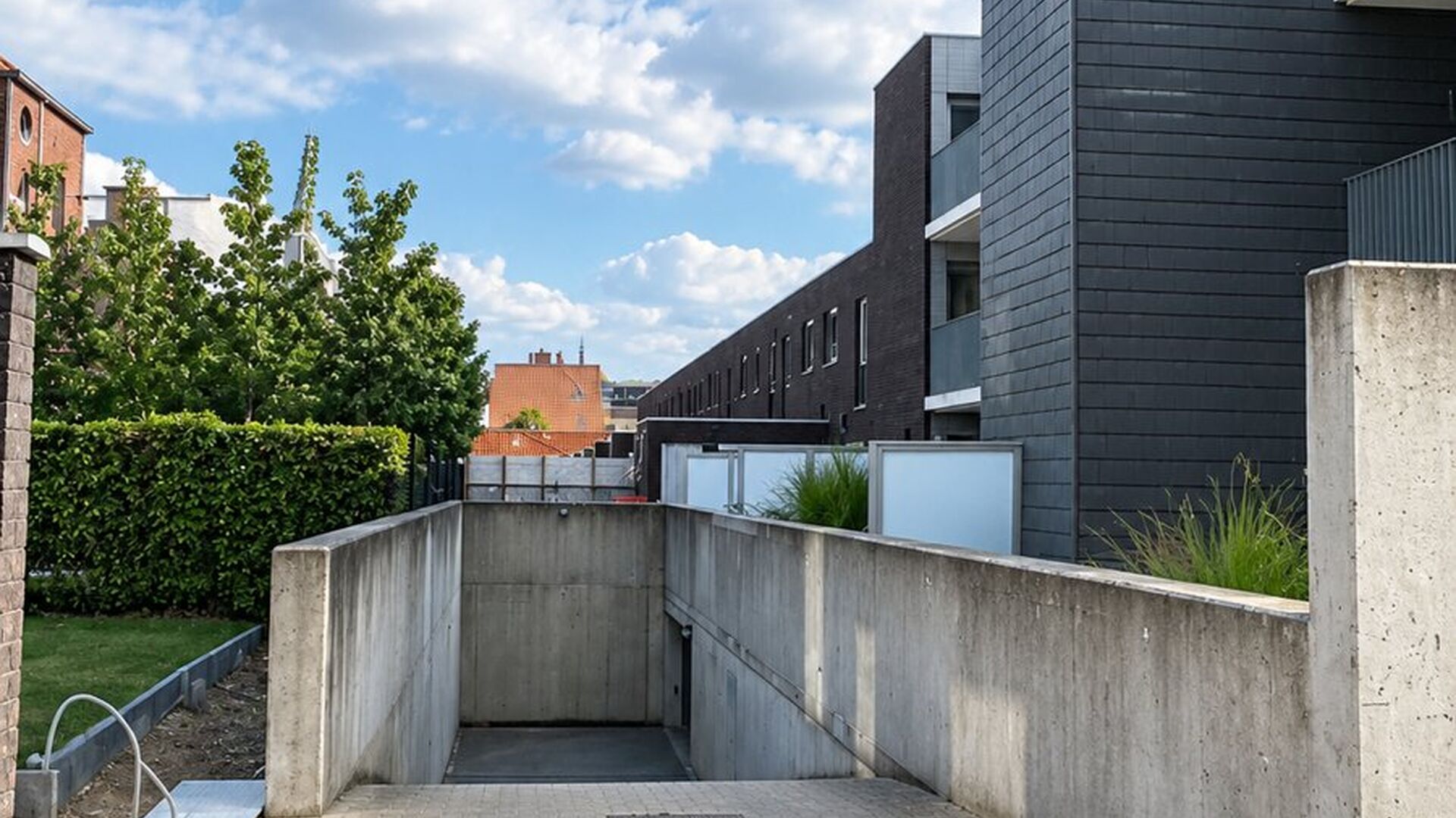 Underground wide parking space in enclosed new parking basement near fountain street and 50 meters from mechelsestraat. Located close to city center. Available immediately, rent 100€/month.