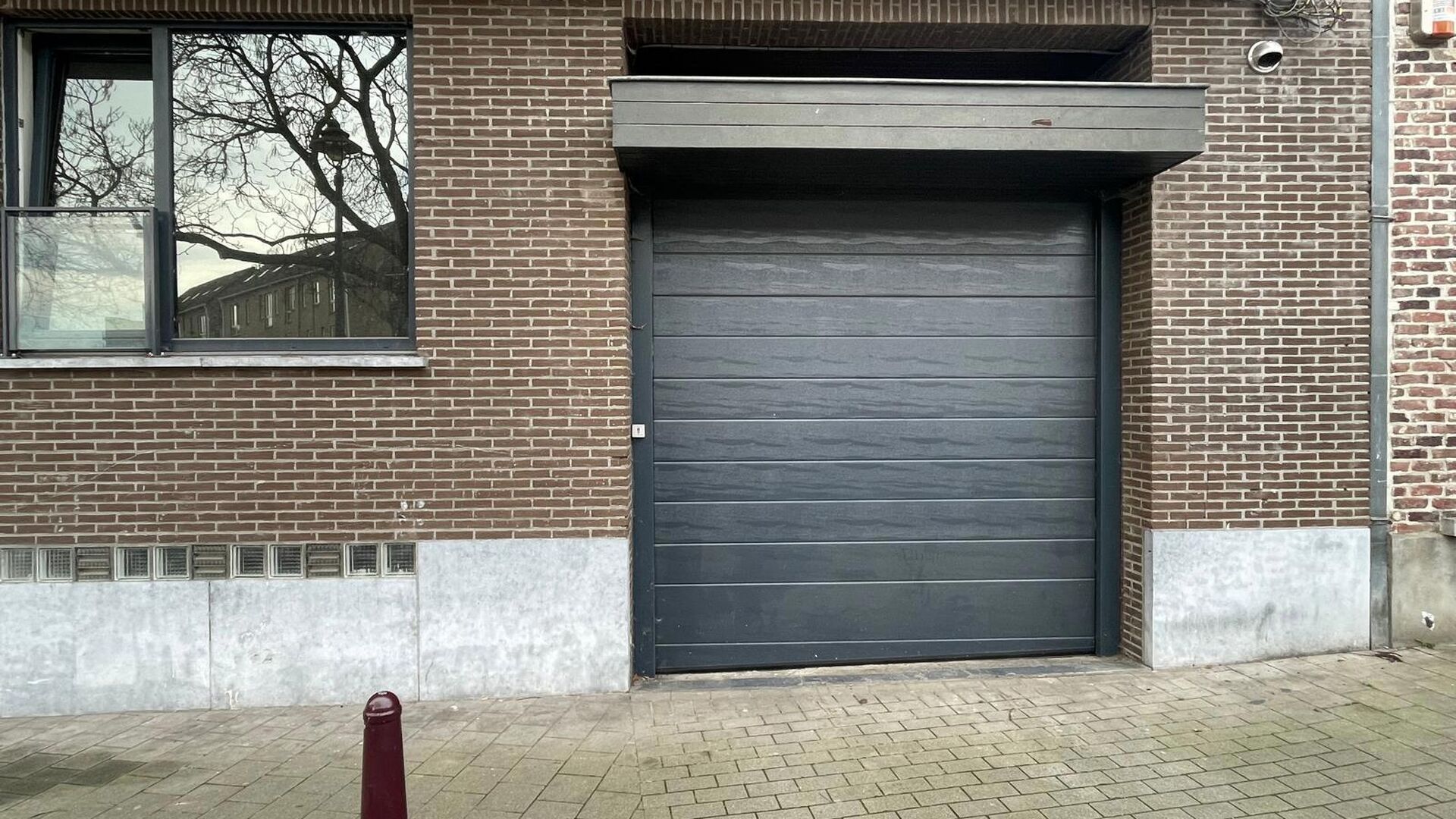 For sale: underground car parking space near the highway. Immediately available. Street access. Ideal for a student, local resident or working in the neighborhood who wants to park their car safely and quickly.