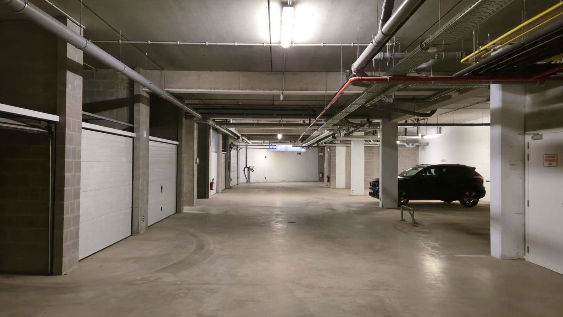 Discover the perfect parking solution on the Leuven ring road! This parking space is situated in an excellent location, with the office buildings at the station and the Philips site nearby. Additionally, the spacious parking spot is easily accessible, mod