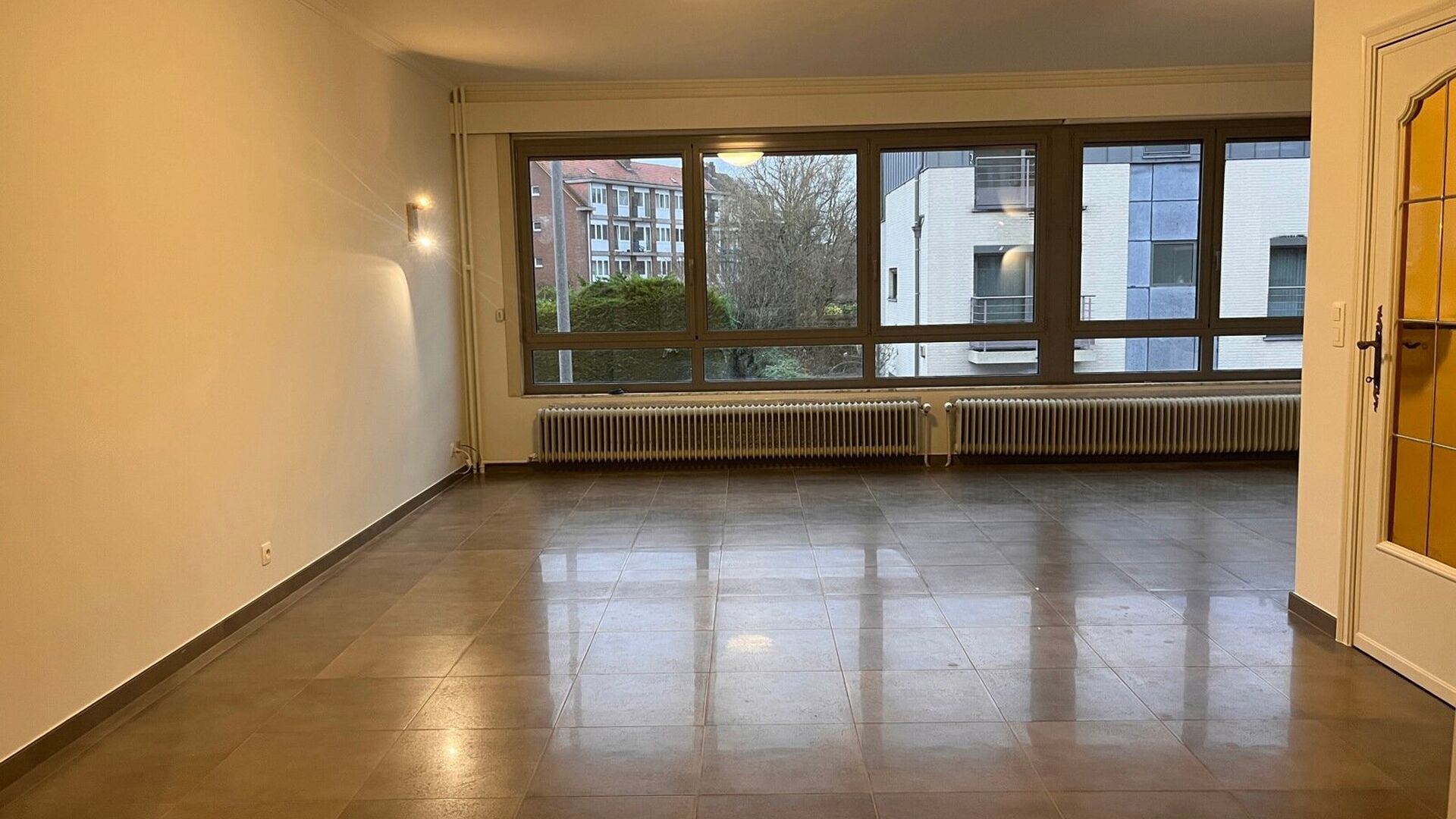 Spacieuse maison de bel étage située au calme, à louer dans le centre de Kessel-Lo, à proximité du Michottepark, à distance de marche d'un grand magasin, de la gare, des transports en commun et à distance de vélo du centre-ville de Louvain. Cette 