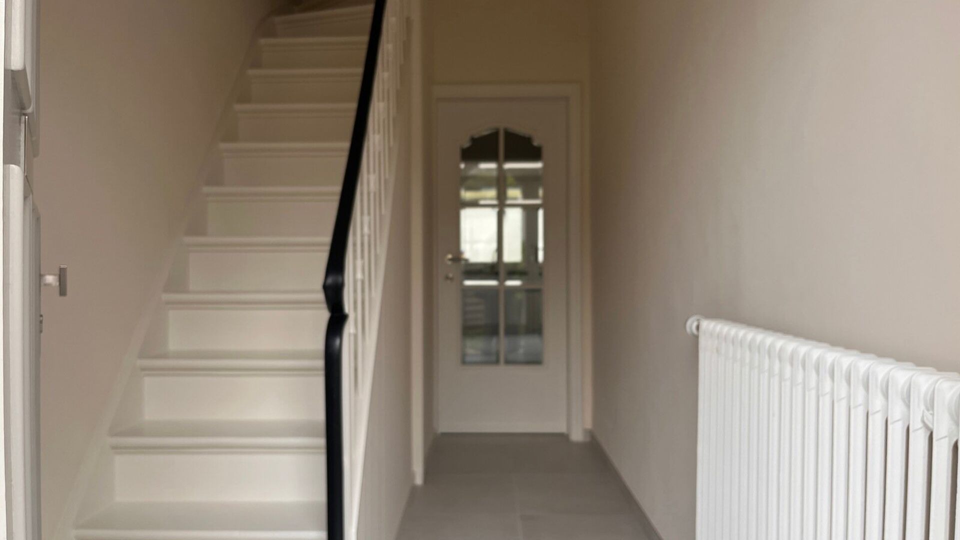 Cette solide maison des années 30 est située dans l'une des rues les plus agréables et les plus calmes de Louvain. Elle a été entièrement rénovée et se compose comme suit : hall d'entrée, séjour ouvert avec cuisine adjacente entièrement équip