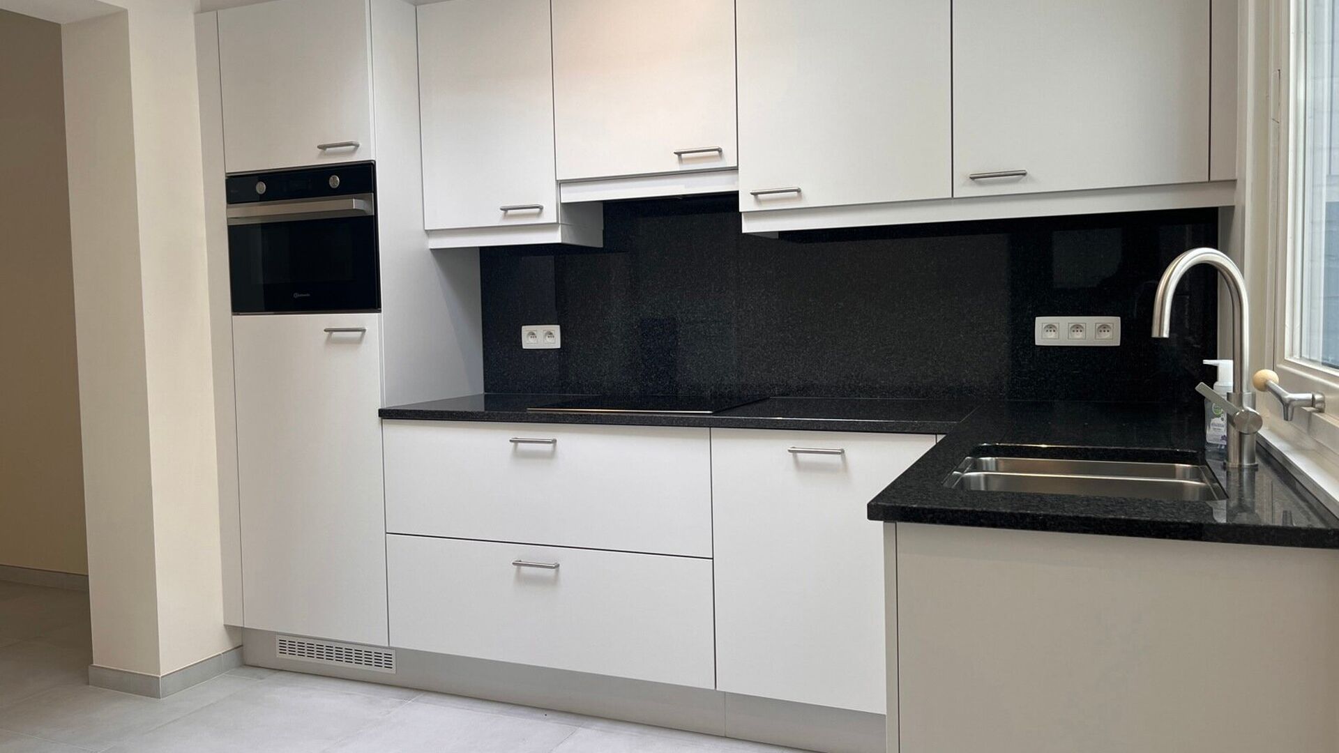 Cette solide maison des années 30 est située dans l'une des rues les plus agréables et les plus calmes de Louvain. Elle a été entièrement rénovée et se compose comme suit : hall d'entrée, séjour ouvert avec cuisine adjacente entièrement équip