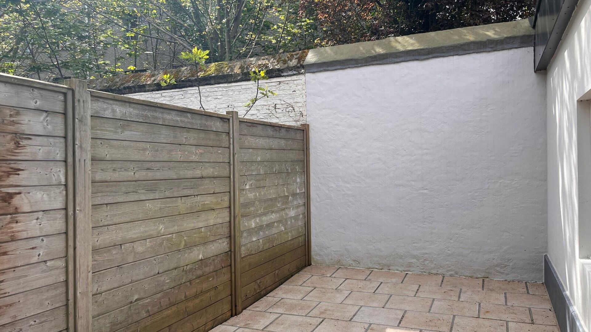 Cette solide maison des années 30 est située dans l'une des rues les plus agréables et les plus calmes de Louvain. Elle a été entièrement rénovée et se compose comme suit : hall d'entrée, séjour ouvert avec cuisine adjacente entièrement équip