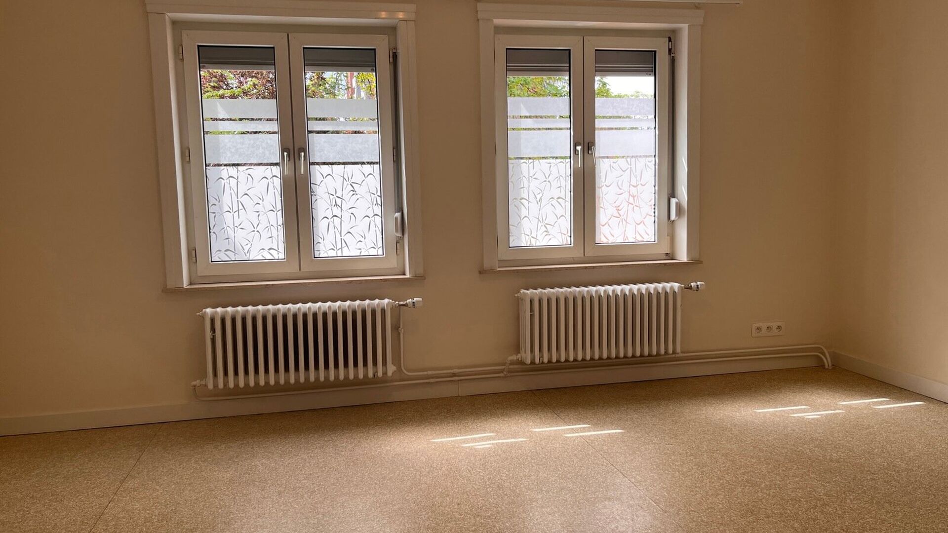 Cette solide maison des années 30 est située dans l'une des rues les plus agréables et les plus calmes de Louvain. Elle a été entièrement rénovée et se compose comme suit : hall d'entrée, séjour ouvert avec cuisine adjacente entièrement équip