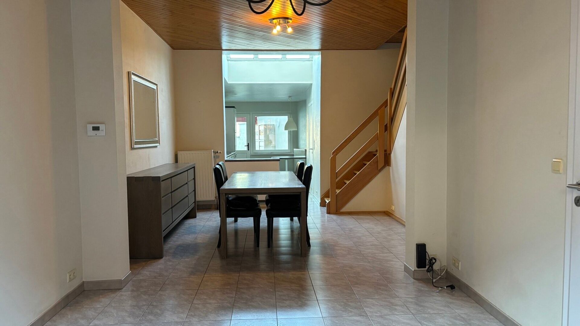 Cette charmante maison est située dans la tranquille et accueillante Richard Valvekensstraat à Kessel-op. La propriété offre une combinaison idéale de confort et de tranquillité, parfaite pour ceux qui recherchent un endroit agréable à vivre dans
