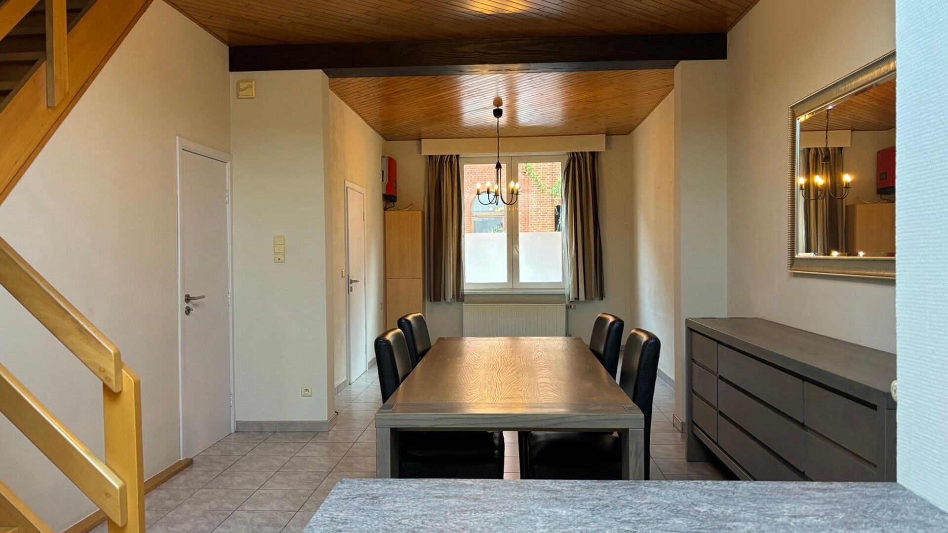 Cette charmante maison est située dans la tranquille et accueillante Richard Valvekensstraat à Kessel-op. La propriété offre une combinaison idéale de confort et de tranquillité, parfaite pour ceux qui recherchent un endroit agréable à vivre dans