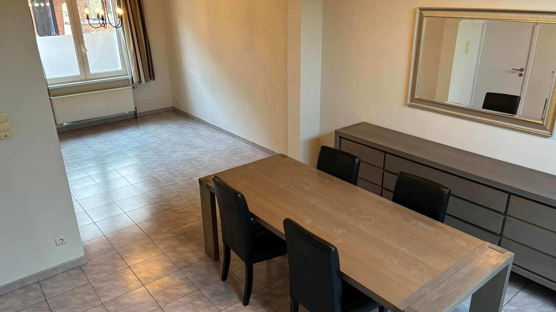 Cette charmante maison est située dans la tranquille et accueillante Richard Valvekensstraat à Kessel-op. La propriété offre une combinaison idéale de confort et de tranquillité, parfaite pour ceux qui recherchent un endroit agréable à vivre dans