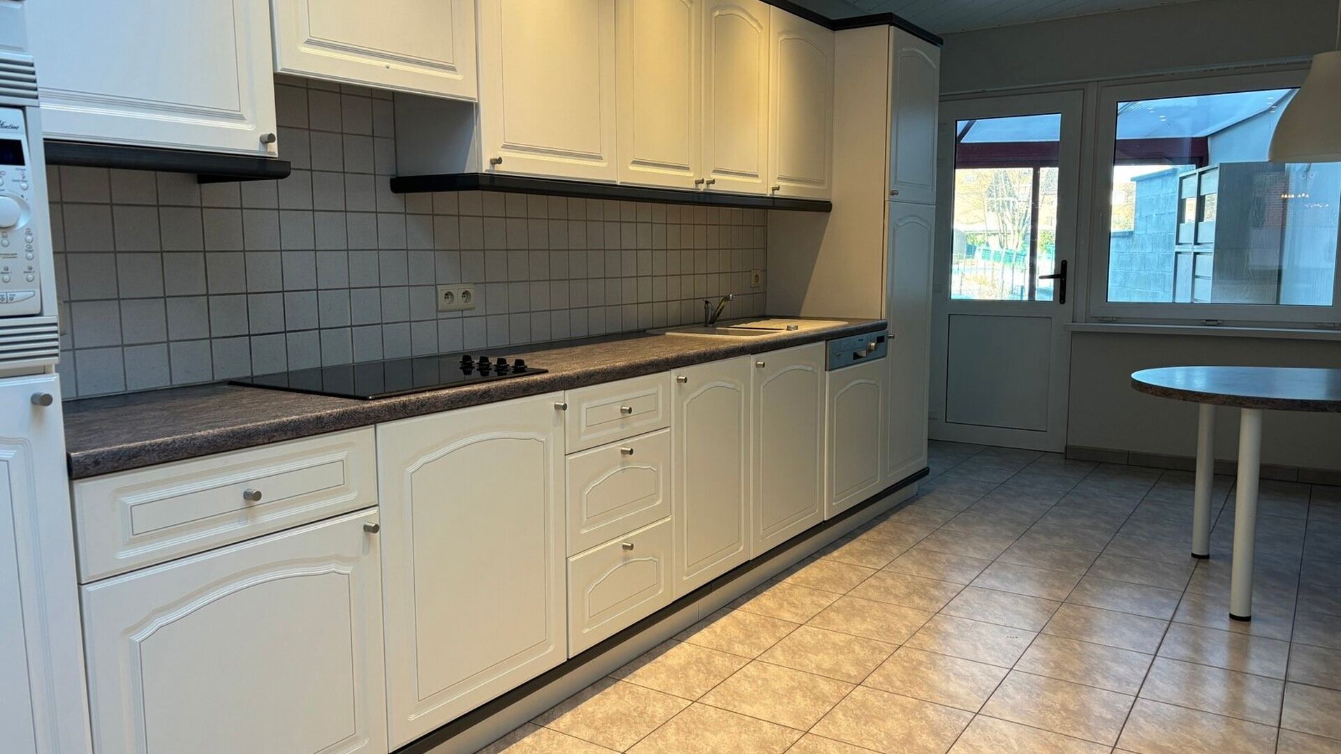 Cette charmante maison est située dans la tranquille et accueillante Richard Valvekensstraat à Kessel-op. La propriété offre une combinaison idéale de confort et de tranquillité, parfaite pour ceux qui recherchent un endroit agréable à vivre dans