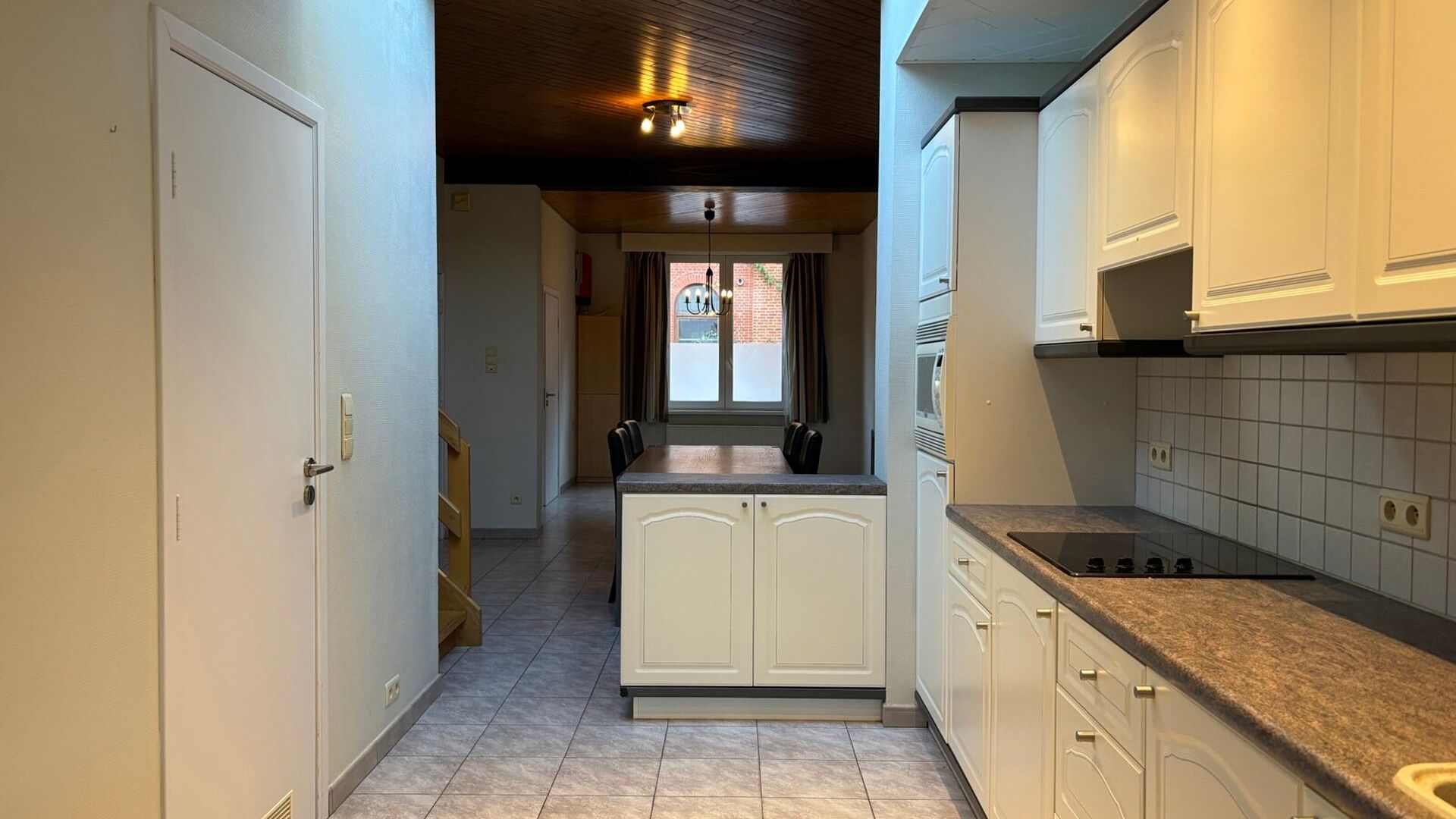 Cette charmante maison est située dans la tranquille et accueillante Richard Valvekensstraat à Kessel-op. La propriété offre une combinaison idéale de confort et de tranquillité, parfaite pour ceux qui recherchent un endroit agréable à vivre dans