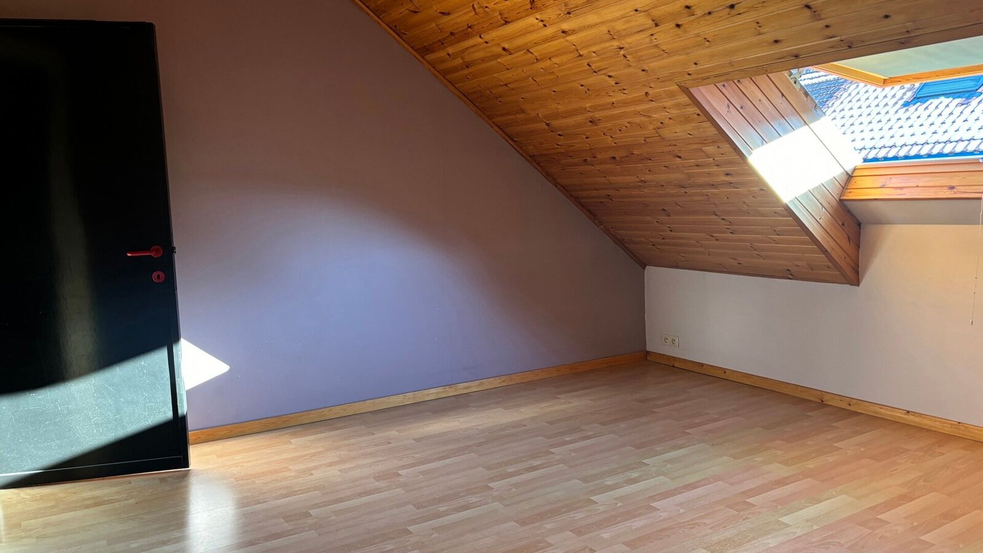 Cette charmante maison est située dans la tranquille et accueillante Richard Valvekensstraat à Kessel-op. La propriété offre une combinaison idéale de confort et de tranquillité, parfaite pour ceux qui recherchent un endroit agréable à vivre dans