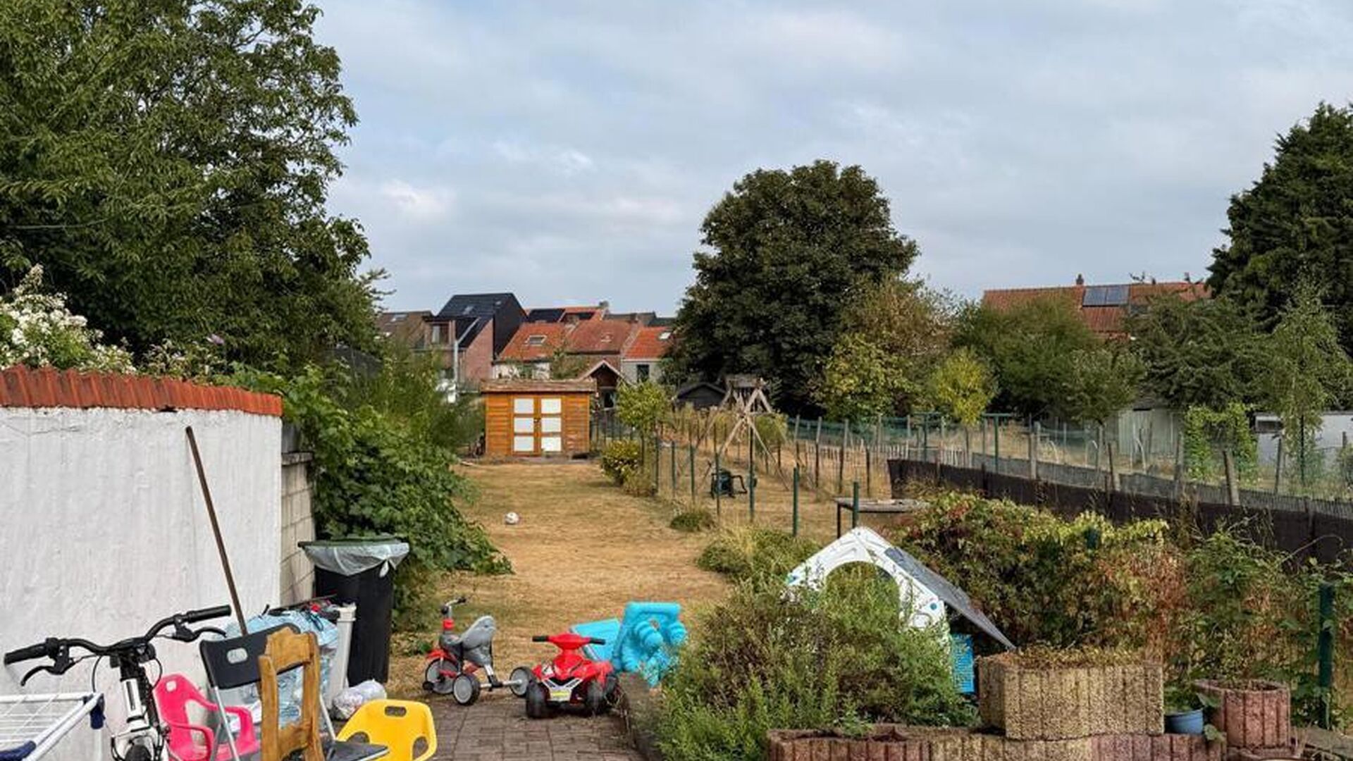 Cette charmante maison est située dans la tranquille et accueillante Richard Valvekensstraat à Kessel-op. La propriété offre une combinaison idéale de confort et de tranquillité, parfaite pour ceux qui recherchent un endroit agréable à vivre dans