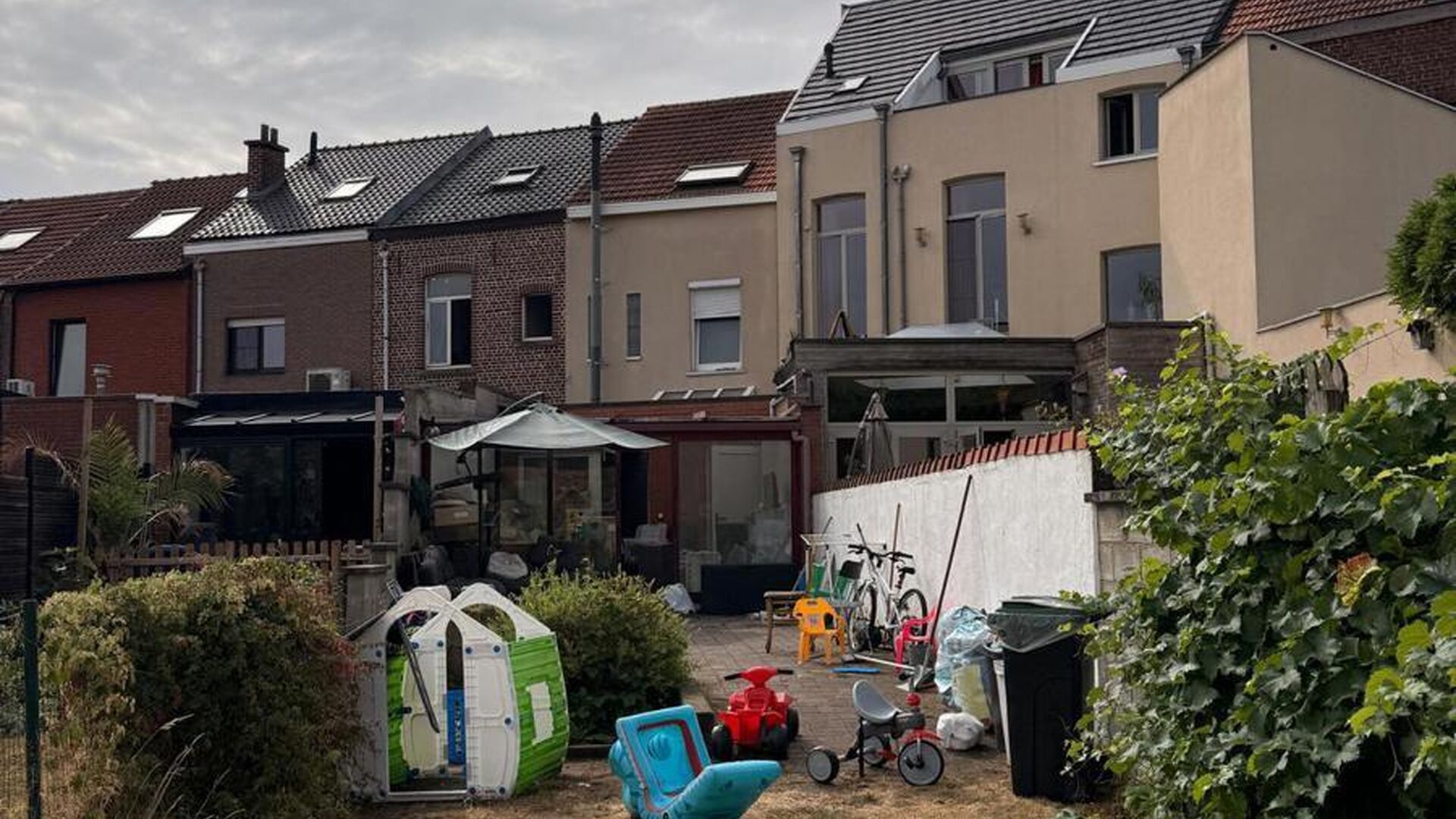 Cette charmante maison est située dans la tranquille et accueillante Richard Valvekensstraat à Kessel-op. La propriété offre une combinaison idéale de confort et de tranquillité, parfaite pour ceux qui recherchent un endroit agréable à vivre dans
