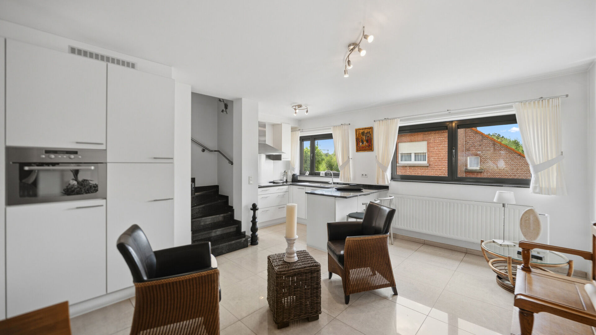 Bienvenue à Wilsele ! À deux pas de Louvain, du canal et des étangs de Bellefroid, découvrez ce spacieux bien, prêt à emménager, composé d'un studio au rez-de-chaussée et d'un duplex aux premier et deuxième étages, vendu comme un seul ensemble.