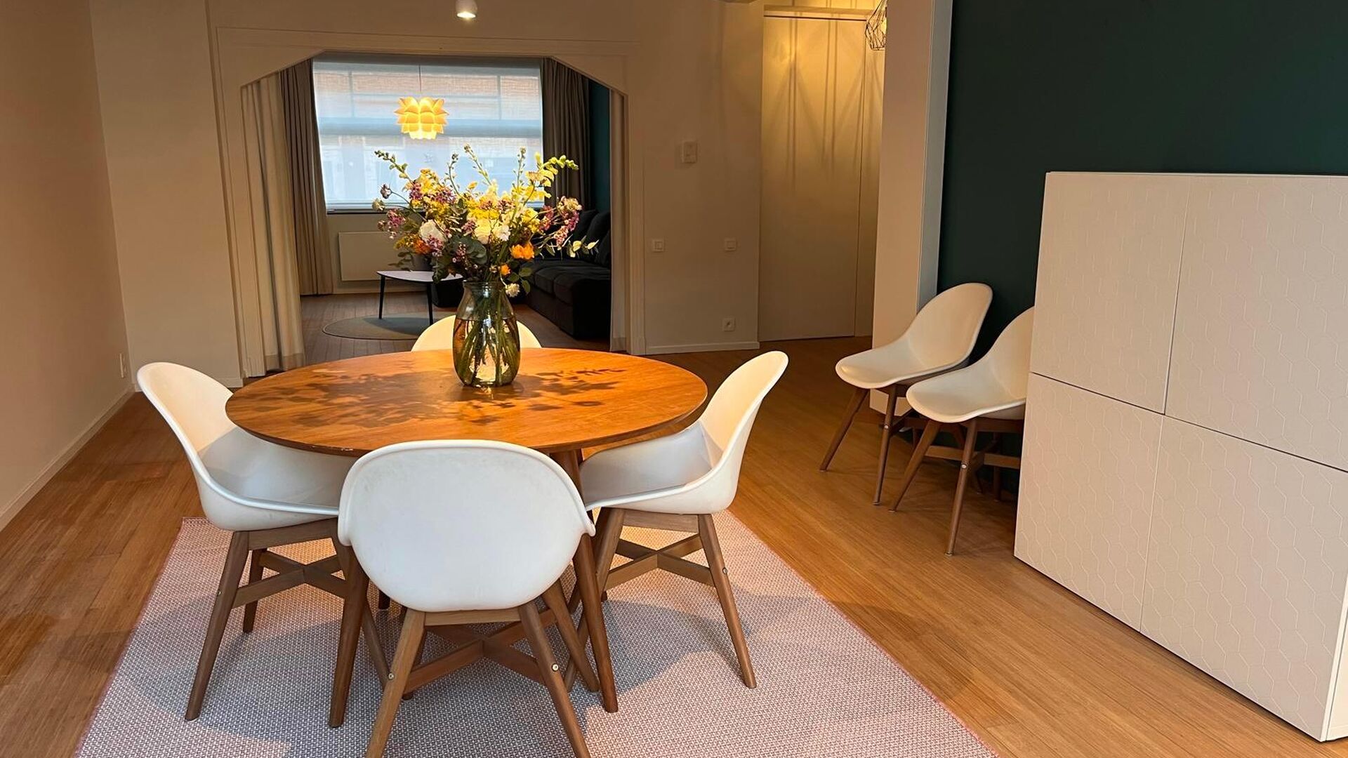 This nice beautifully renovated middle-class house with modernist architecture is located in one of Leuven's nicest neighbourhoods within the ring road, the Nieuw Kwartier. Practical entrance hall with storage cupboard, separate toilet with access to cell
