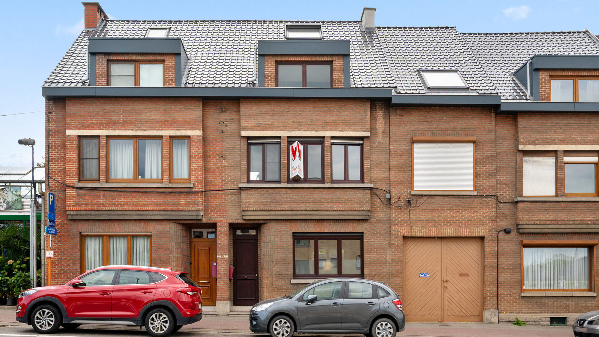 Bienvenue à Herent ! Cette charmante maison mitoyenne bénéficie d'un emplacement idéal, à quelques minutes de Louvain et à proximité immédiate de l'autoroute. Cela garantit un accès facile aux villes environnantes ainsi qu'aux pôles d'emploi loc