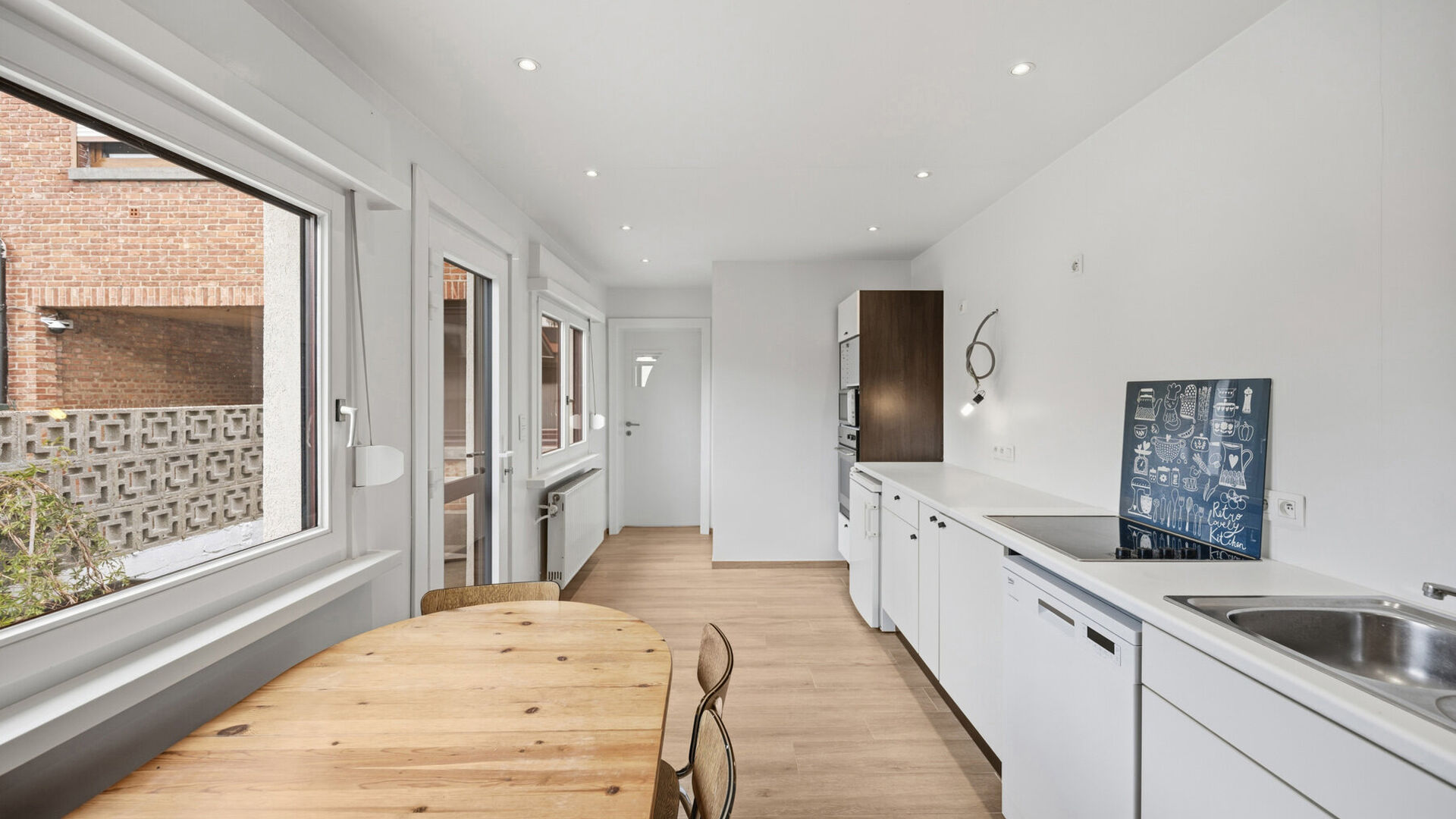 Bienvenue à Herent ! Cette charmante maison mitoyenne bénéficie d'un emplacement idéal, à quelques minutes de Louvain et à proximité immédiate de l'autoroute. Cela garantit un accès facile aux villes environnantes ainsi qu'aux pôles d'emploi loc