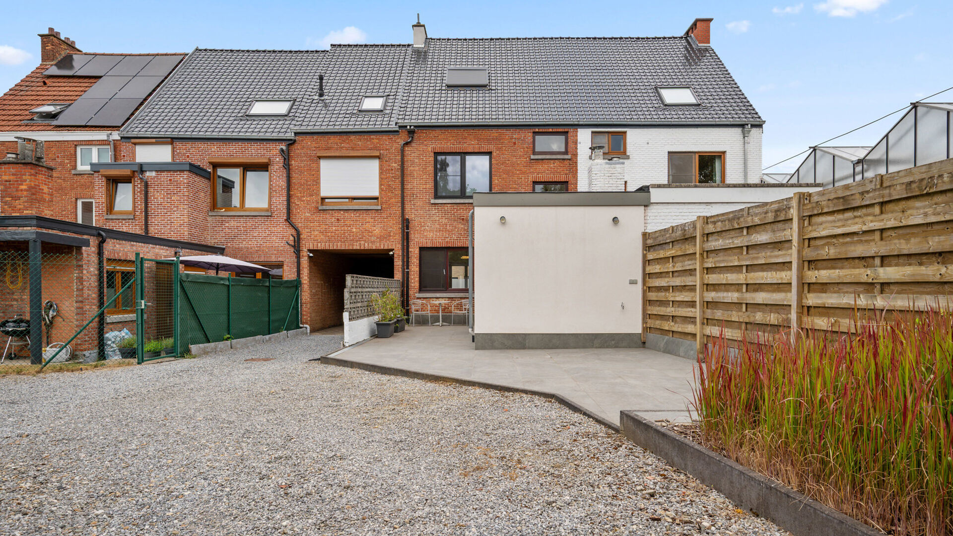 Bienvenue à Herent ! Cette charmante maison mitoyenne bénéficie d'un emplacement idéal, à quelques minutes de Louvain et à proximité immédiate de l'autoroute. Cela garantit un accès facile aux villes environnantes ainsi qu'aux pôles d'emploi loc