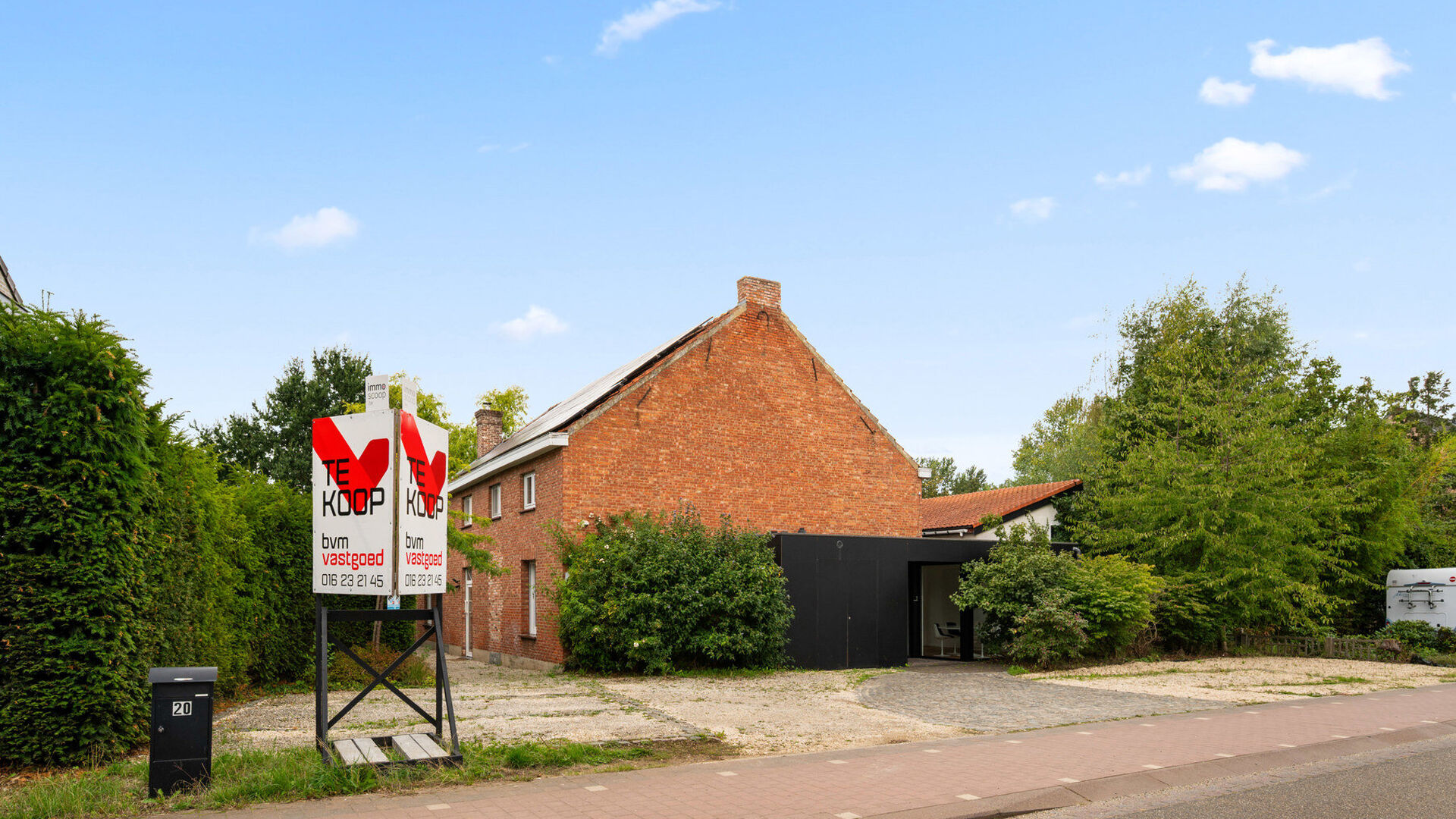 Welcome to Holsbeek! This exceptional property is situated in a beautiful location with every possible amenity nearby. The home underwent a thorough renovation in 2016, during which a practice room, studio, and office were created, among other things. The
