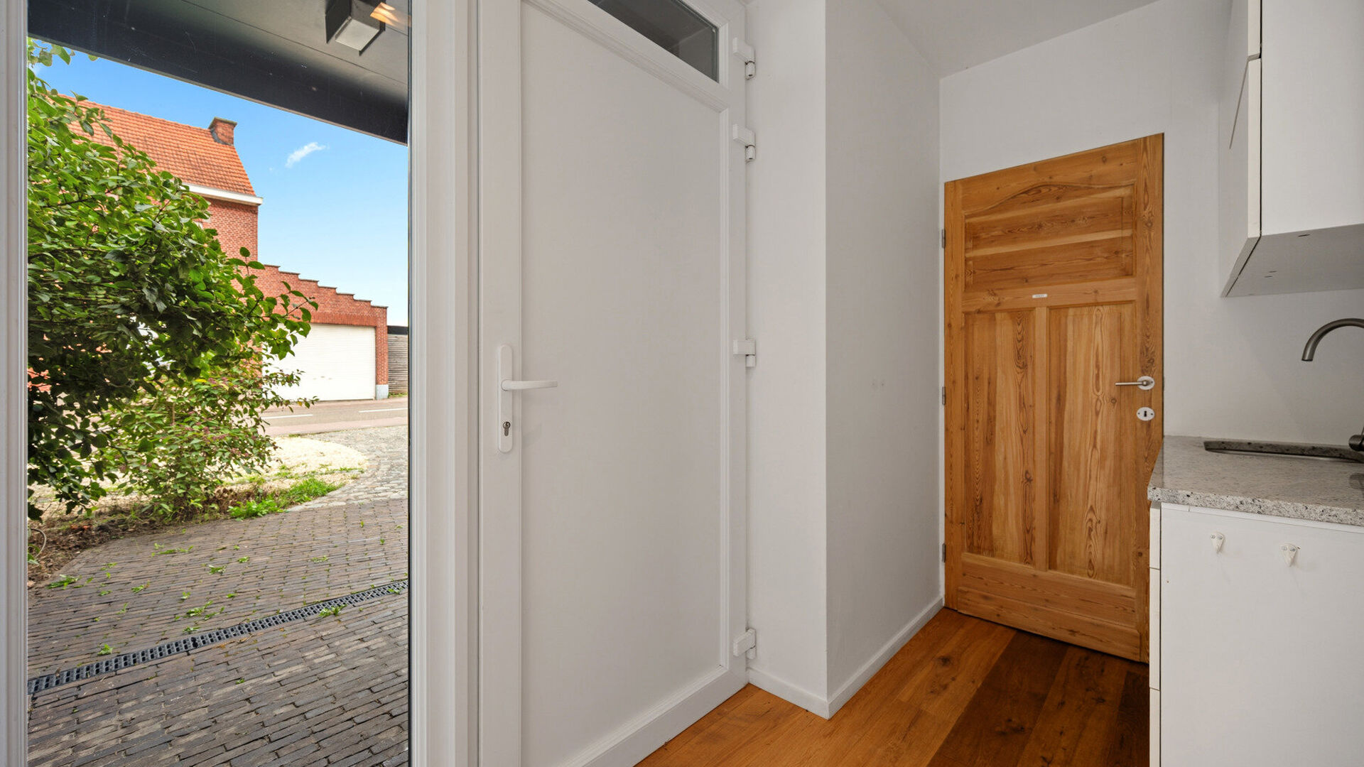 Welcome to Holsbeek! This exceptional property is situated in a beautiful location with every possible amenity nearby. The home underwent a thorough renovation in 2016, during which a practice room, studio, and office were created, among other things. The