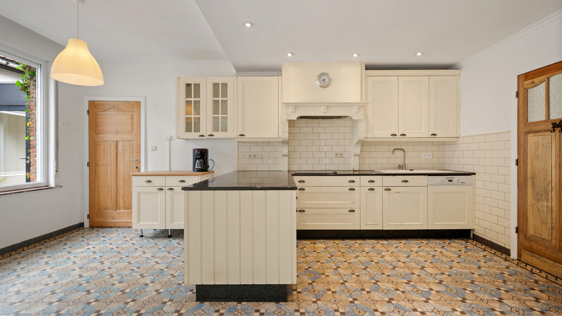 Welcome to Holsbeek! This exceptional property is situated in a beautiful location with every possible amenity nearby. The home underwent a thorough renovation in 2016, during which a practice room, studio, and office were created, among other things. The