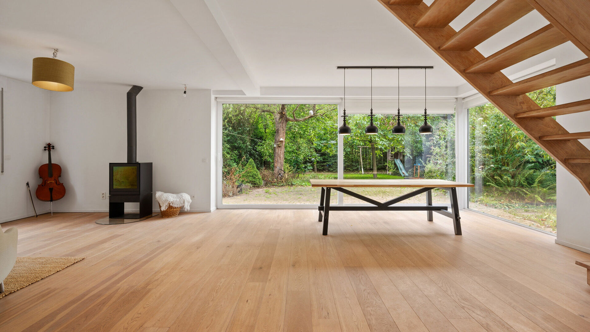 Welcome to Holsbeek! This exceptional property is situated in a beautiful location with every possible amenity nearby. The home underwent a thorough renovation in 2016, during which a practice room, studio, and office were created, among other things. The
